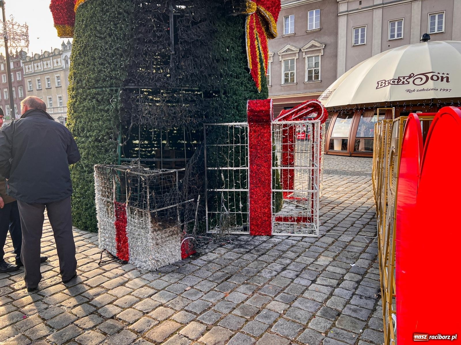 Zdjęcie w galerii na portalu naszraciborz.pl: Nocny pożar choinki na Rynku: 30 tys. zł strat, sprawcy brak i nauczka na przyszłość wiadomości z regionu
