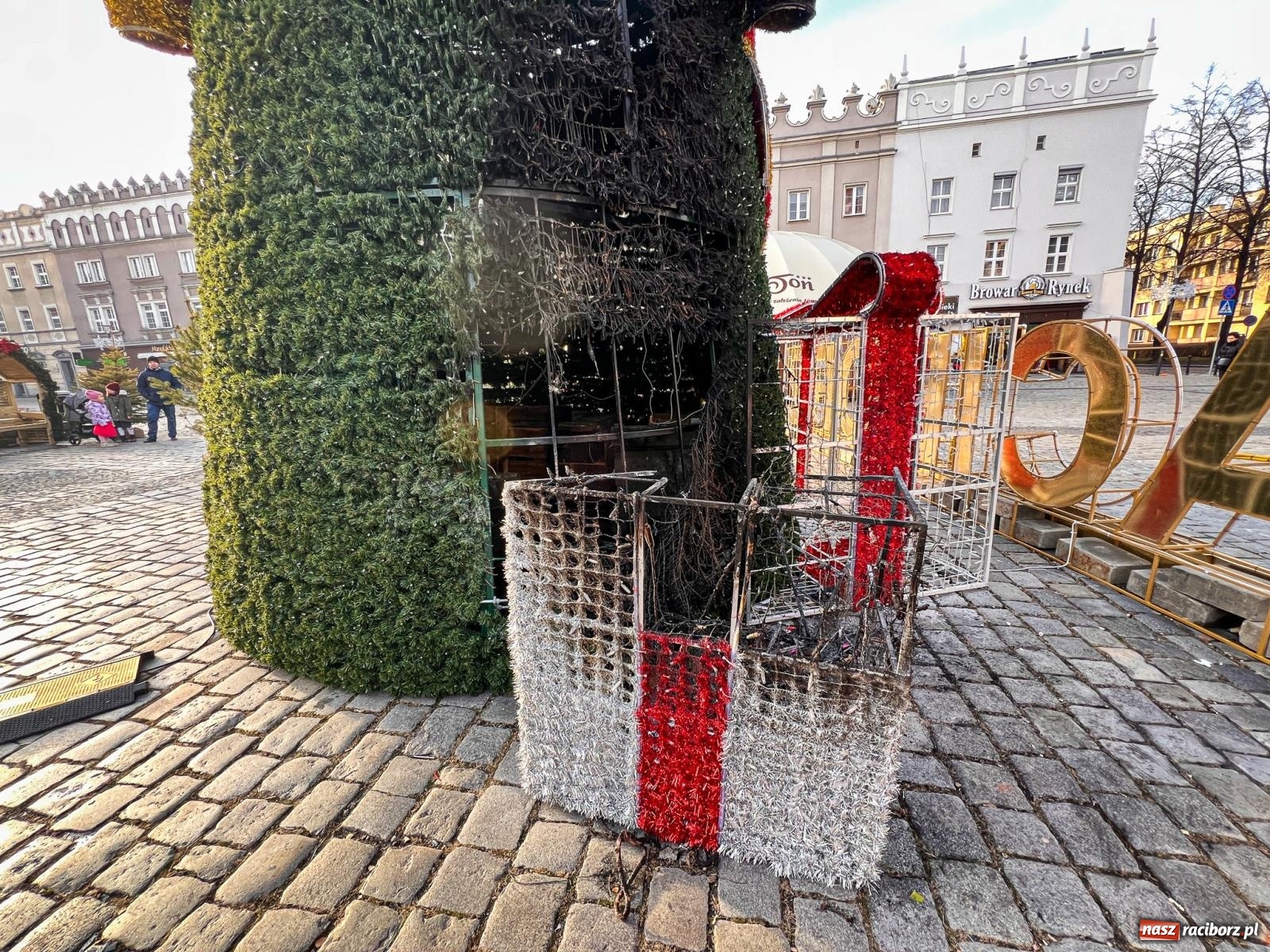 Zdjęcie w galerii na portalu naszraciborz.pl: Nocny pożar choinki na Rynku: 30 tys. zł strat, sprawcy brak i nauczka na przyszłość wiadomości z regionu