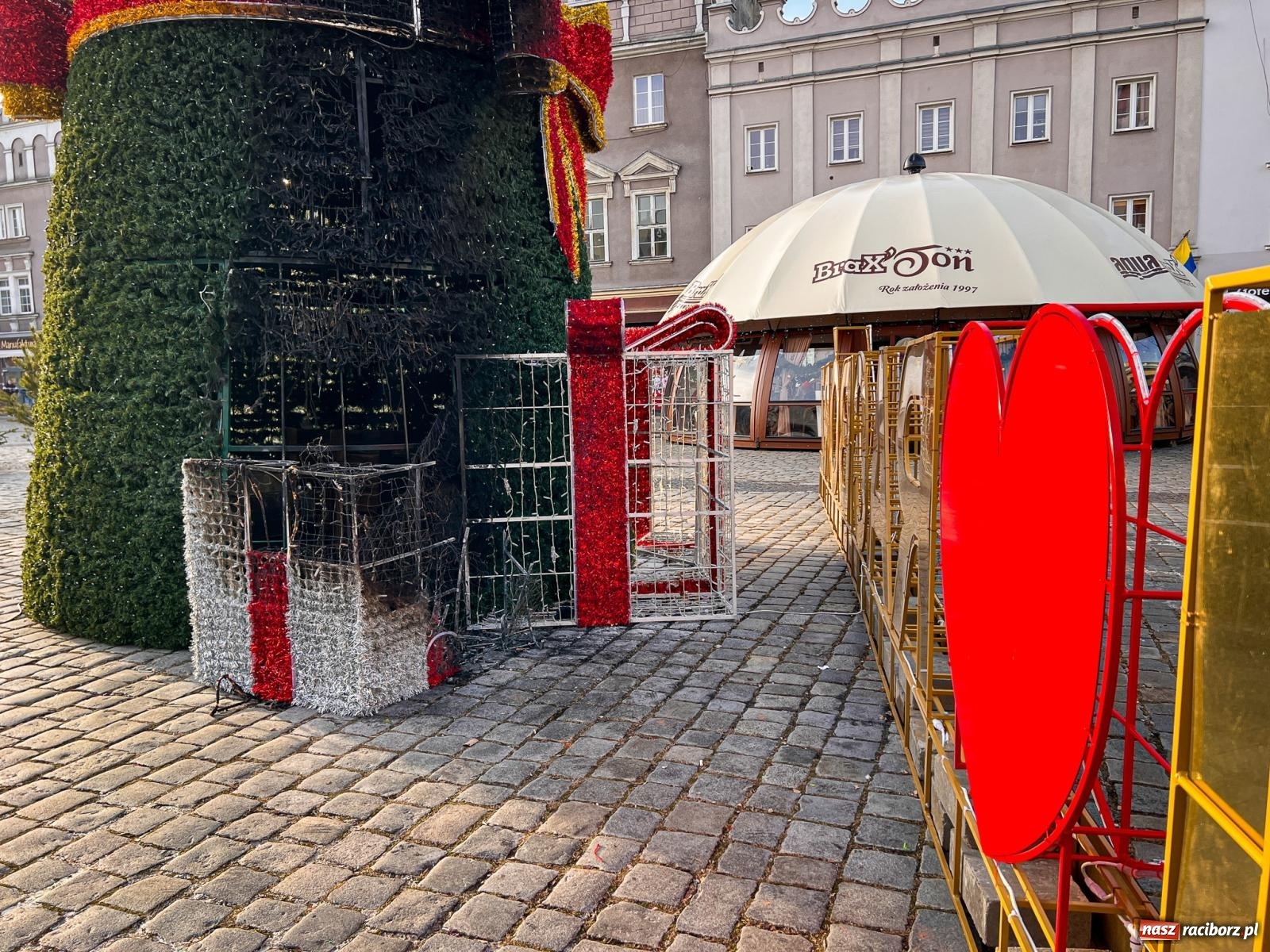 Zdjęcie w galerii na portalu naszraciborz.pl: Nocny pożar choinki na Rynku: 30 tys. zł strat, sprawcy brak i nauczka na przyszłość wiadomości z regionu