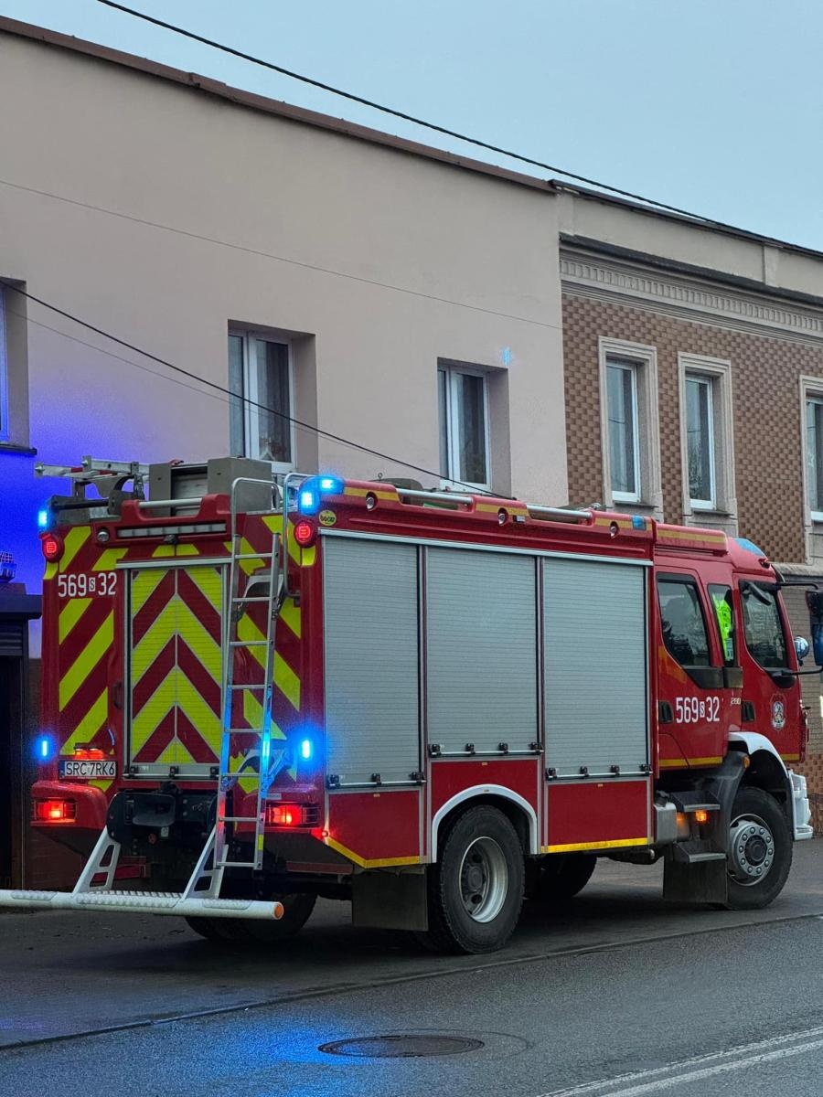 Zdjęcie w galerii na portalu naszraciborz.pl: Zwisająca gałąź zagrażała przechodniom. Strażacka interwencja na Gliwickiej wiadomości z regionu