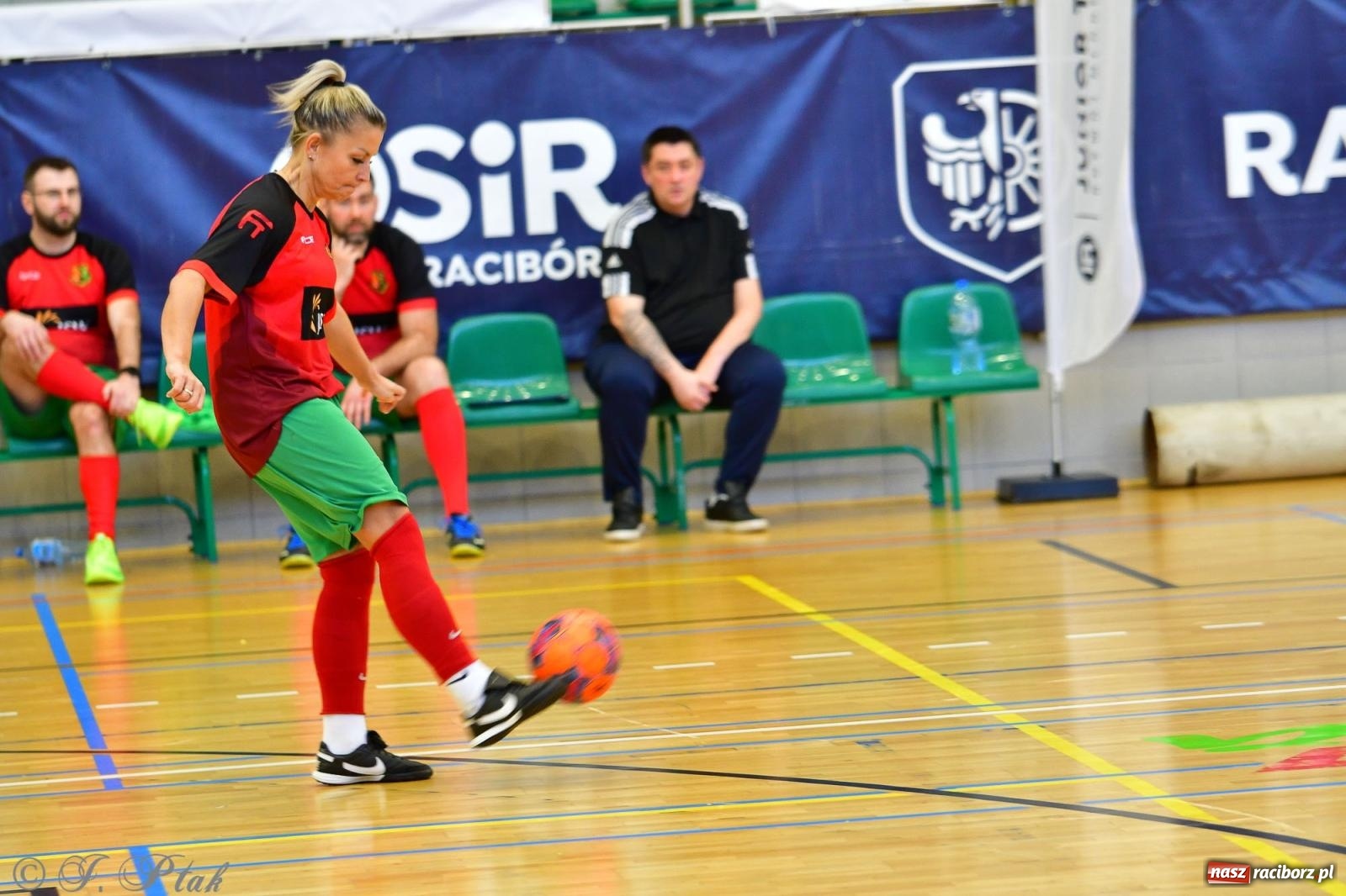 Zdjęcie w galerii na portalu naszraciborz.pl: Rodzice młodych piłkarzy rywalizowali w hali OSiR Racibórz [FOTO] wiadomości z regionu