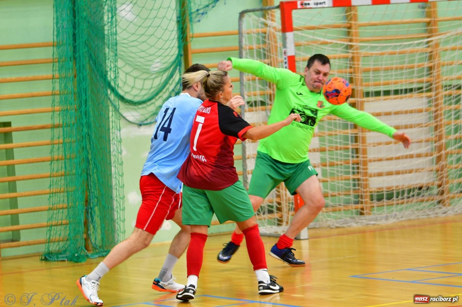 Zdjęcie w galerii na portalu naszraciborz.pl: Rodzice młodych piłkarzy rywalizowali w hali OSiR Racibórz [FOTO] wiadomości z regionu