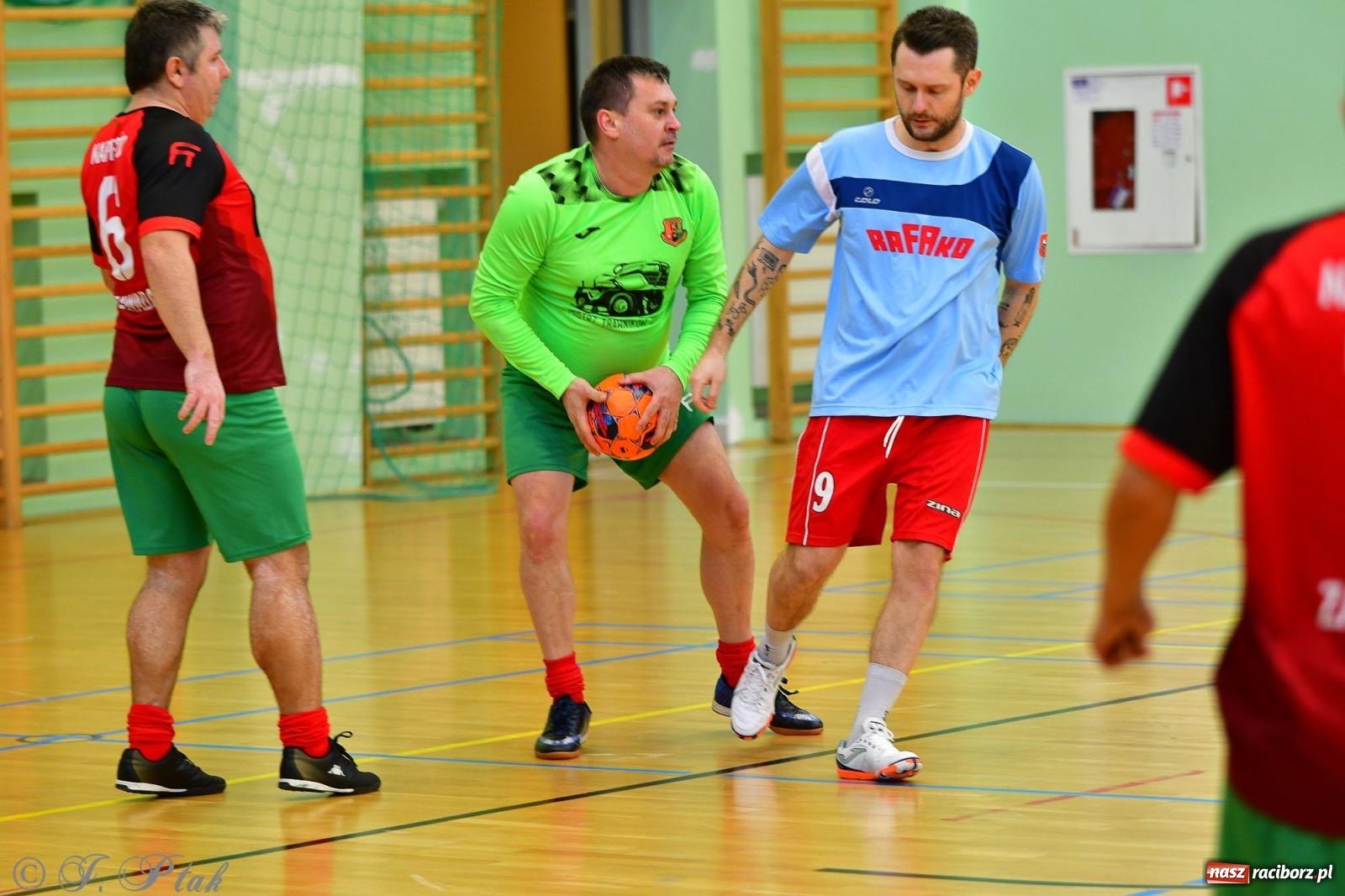 Zdjęcie w galerii na portalu naszraciborz.pl: Rodzice młodych piłkarzy rywalizowali w hali OSiR Racibórz [FOTO] wiadomości z regionu
