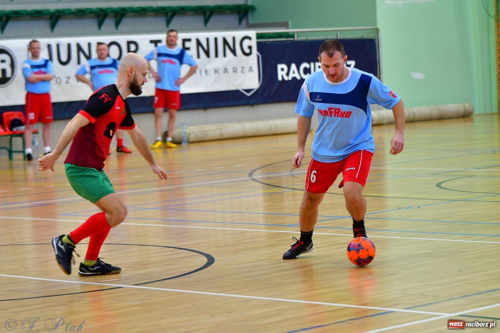 Zdjęcie w galerii na portalu naszraciborz.pl: Rodzice młodych piłkarzy rywalizowali w hali OSiR Racibórz [FOTO] wiadomości z regionu
