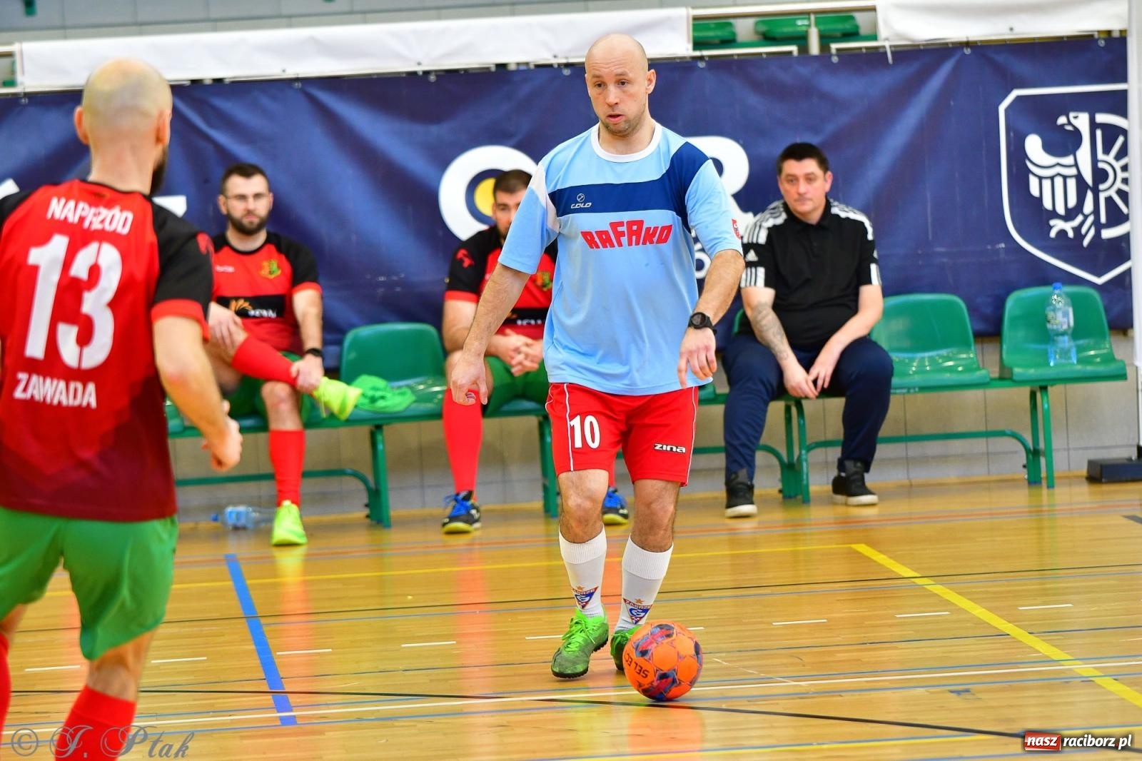 Zdjęcie w galerii na portalu naszraciborz.pl: Rodzice młodych piłkarzy rywalizowali w hali OSiR Racibórz [FOTO] wiadomości z regionu