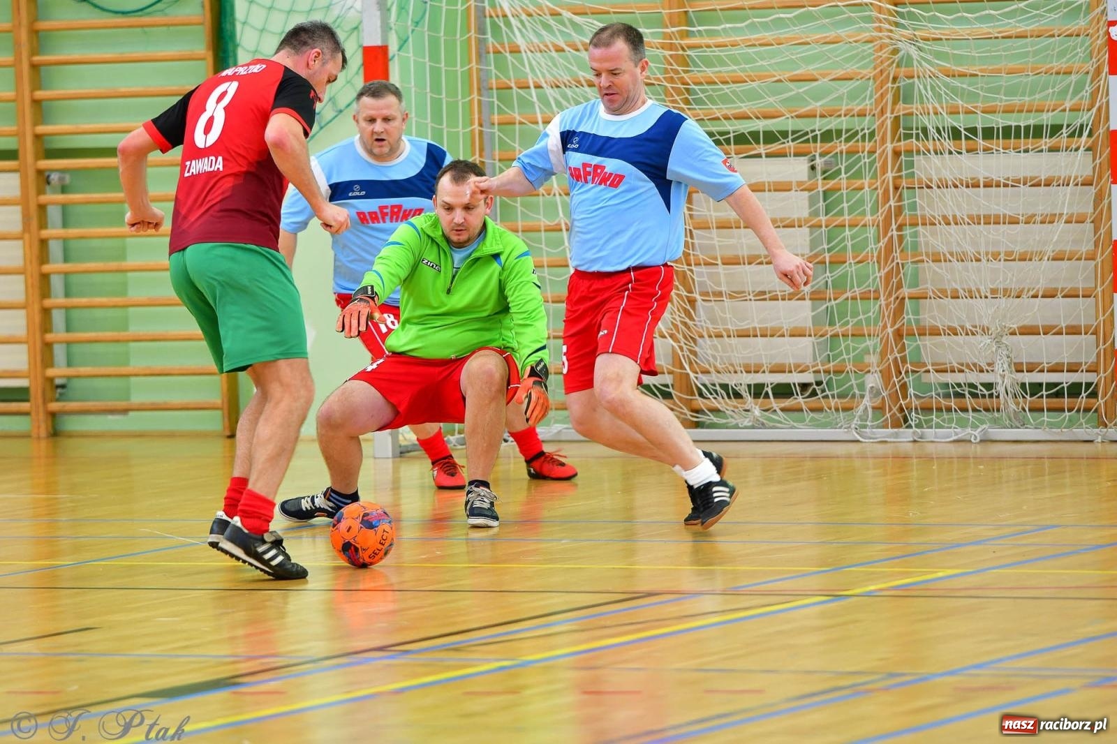 Zdjęcie w galerii na portalu naszraciborz.pl: Rodzice młodych piłkarzy rywalizowali w hali OSiR Racibórz [FOTO] wiadomości z regionu