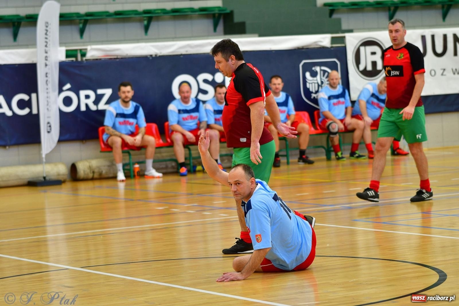 Zdjęcie w galerii na portalu naszraciborz.pl: Rodzice młodych piłkarzy rywalizowali w hali OSiR Racibórz [FOTO] wiadomości z regionu
