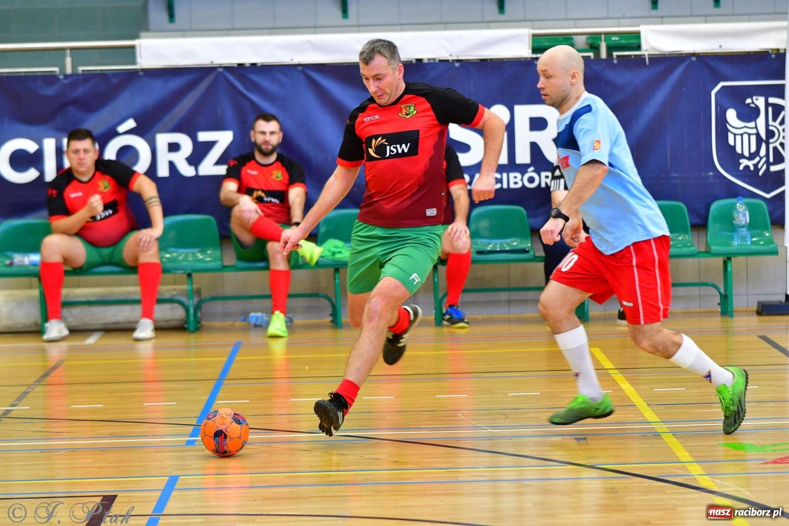 Zdjęcie w galerii na portalu naszraciborz.pl: Rodzice młodych piłkarzy rywalizowali w hali OSiR Racibórz [FOTO] wiadomości z regionu
