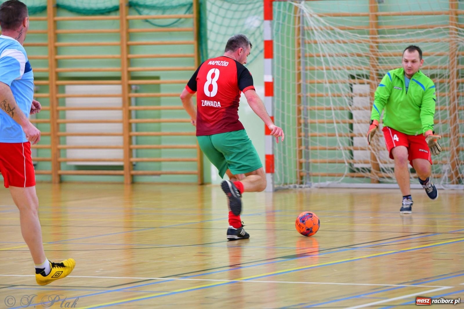 Zdjęcie w galerii na portalu naszraciborz.pl: Rodzice młodych piłkarzy rywalizowali w hali OSiR Racibórz [FOTO] wiadomości z regionu