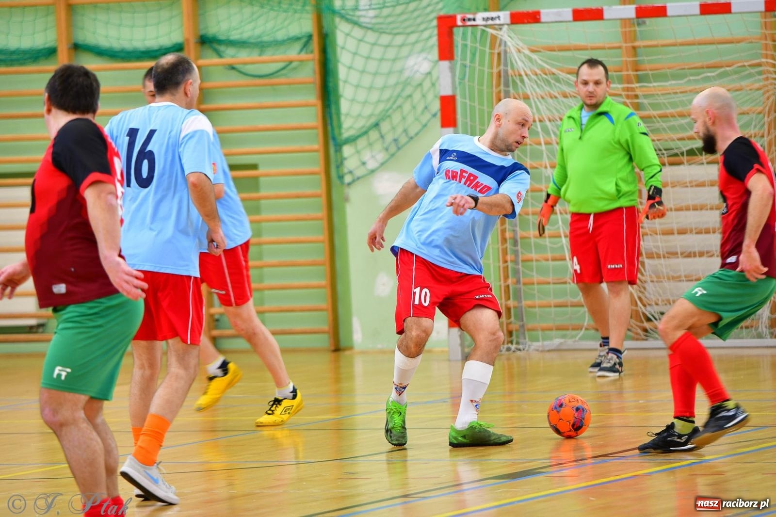Zdjęcie w galerii na portalu naszraciborz.pl: Rodzice młodych piłkarzy rywalizowali w hali OSiR Racibórz [FOTO] wiadomości z regionu