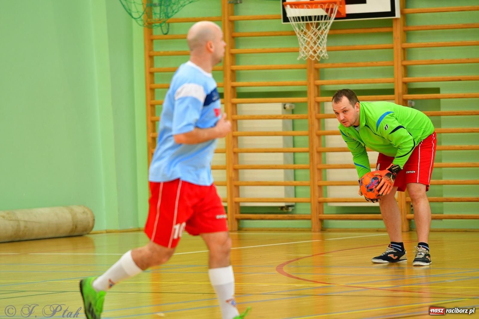 Zdjęcie w galerii na portalu naszraciborz.pl: Rodzice młodych piłkarzy rywalizowali w hali OSiR Racibórz [FOTO] wiadomości z regionu