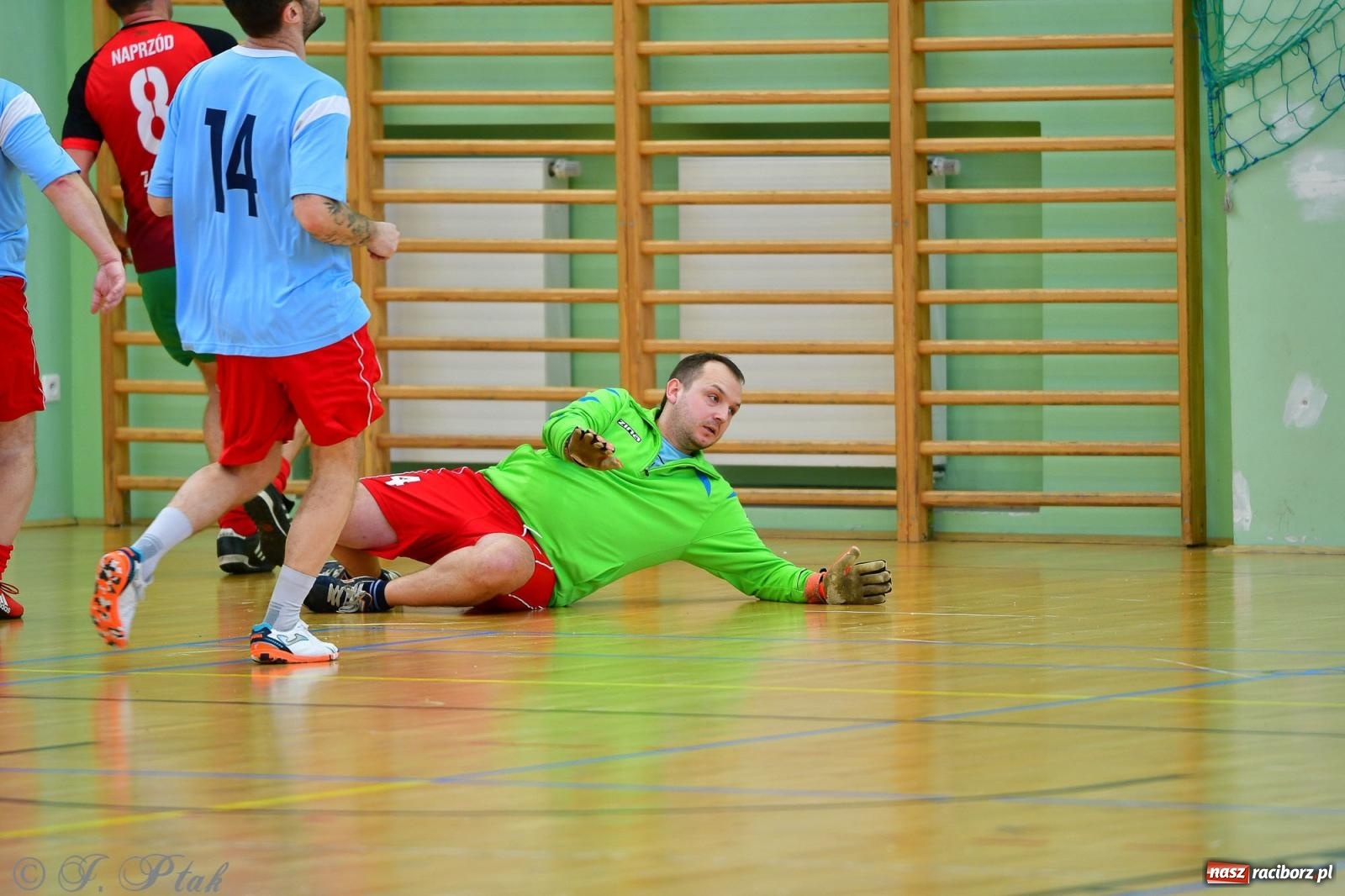 Zdjęcie w galerii na portalu naszraciborz.pl: Rodzice młodych piłkarzy rywalizowali w hali OSiR Racibórz [FOTO] wiadomości z regionu