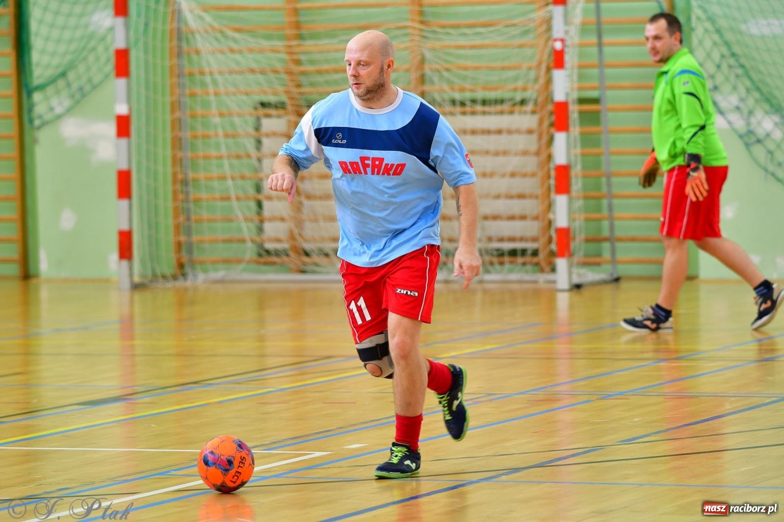 Zdjęcie w galerii na portalu naszraciborz.pl: Rodzice młodych piłkarzy rywalizowali w hali OSiR Racibórz [FOTO] wiadomości z regionu