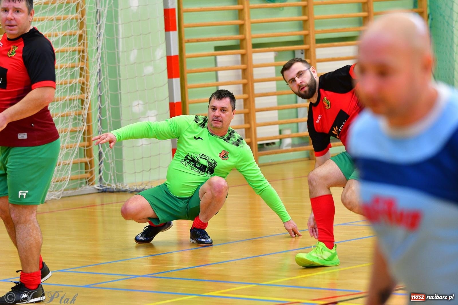 Zdjęcie w galerii na portalu naszraciborz.pl: Rodzice młodych piłkarzy rywalizowali w hali OSiR Racibórz [FOTO] wiadomości z regionu