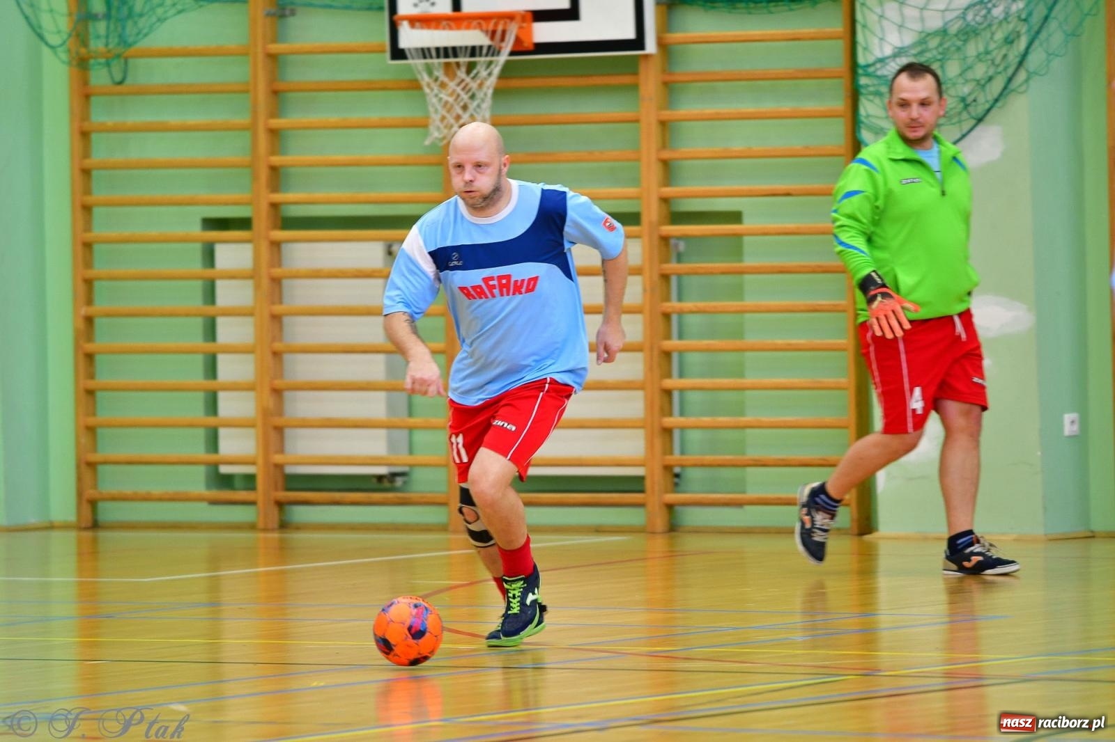 Zdjęcie w galerii na portalu naszraciborz.pl: Rodzice młodych piłkarzy rywalizowali w hali OSiR Racibórz [FOTO] wiadomości z regionu