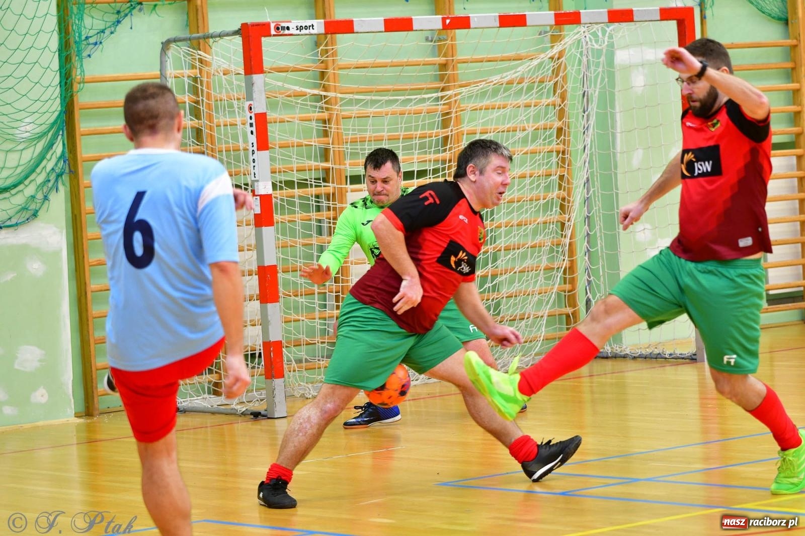 Zdjęcie w galerii na portalu naszraciborz.pl: Rodzice młodych piłkarzy rywalizowali w hali OSiR Racibórz [FOTO] wiadomości z regionu