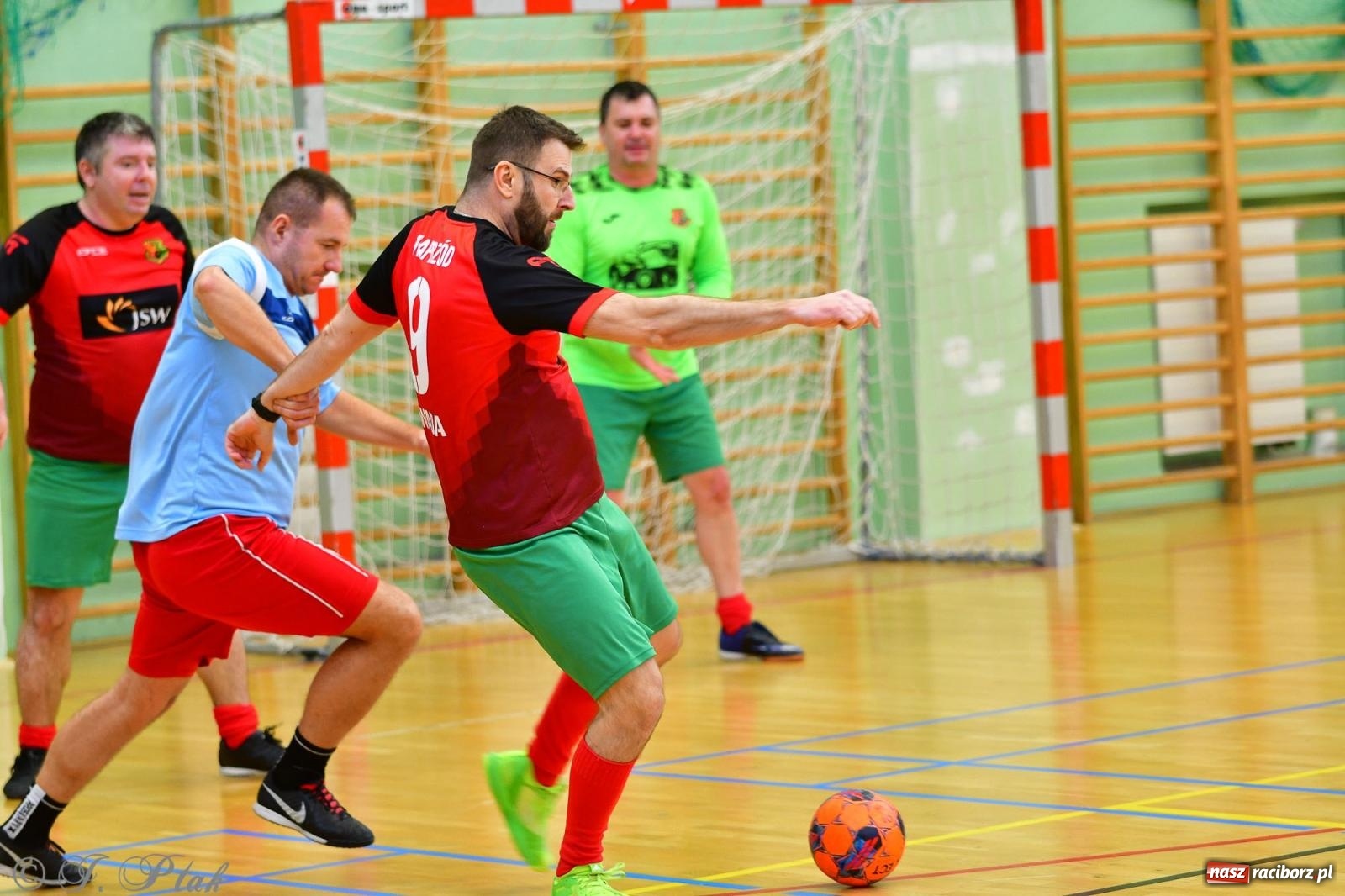 Zdjęcie w galerii na portalu naszraciborz.pl: Rodzice młodych piłkarzy rywalizowali w hali OSiR Racibórz [FOTO] wiadomości z regionu