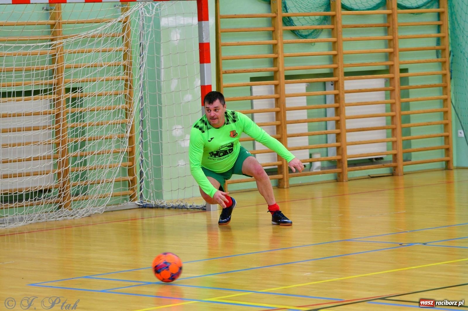 Zdjęcie w galerii na portalu naszraciborz.pl: Rodzice młodych piłkarzy rywalizowali w hali OSiR Racibórz [FOTO] wiadomości z regionu
