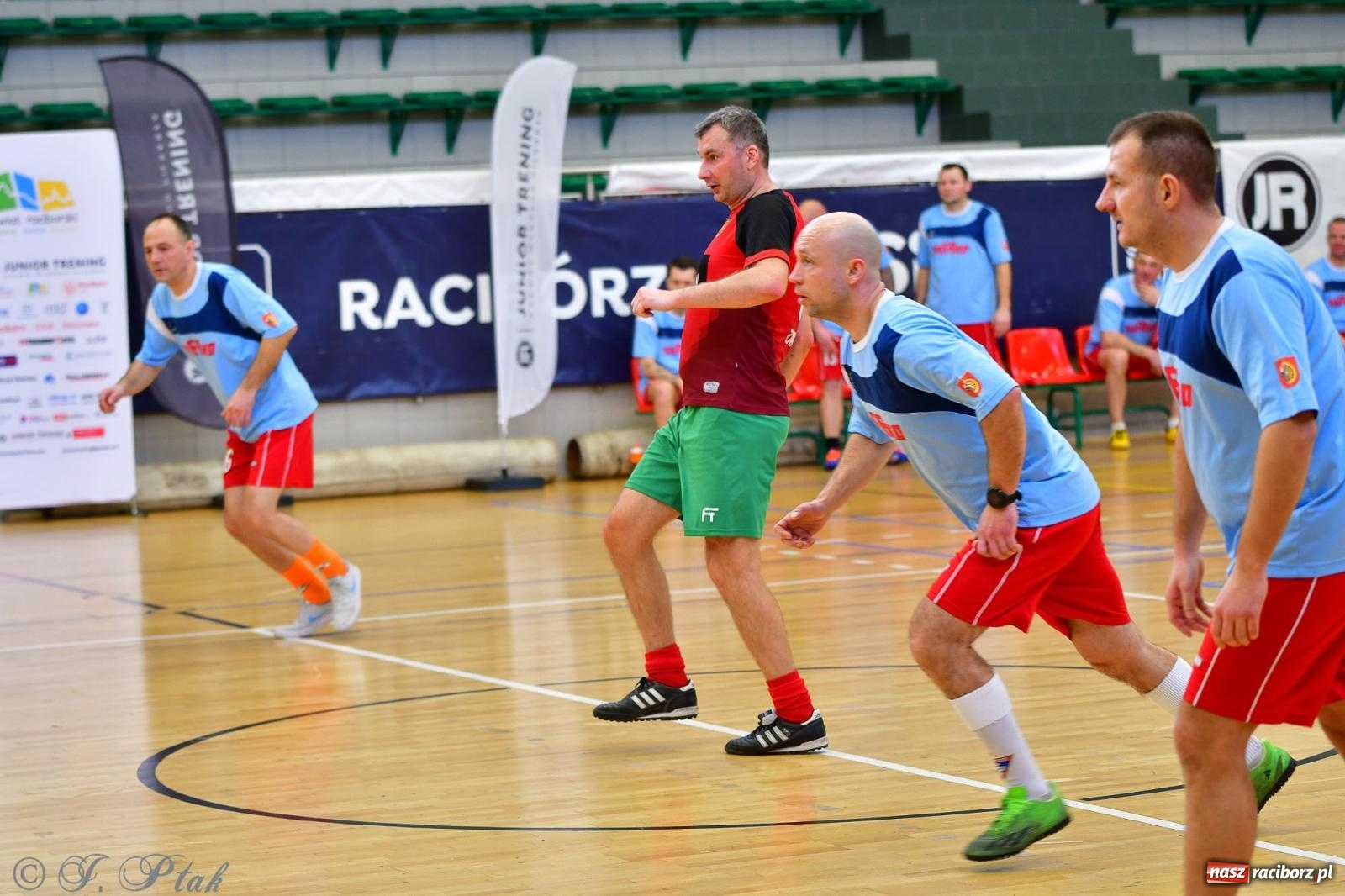 Zdjęcie w galerii na portalu naszraciborz.pl: Rodzice młodych piłkarzy rywalizowali w hali OSiR Racibórz [FOTO] wiadomości z regionu