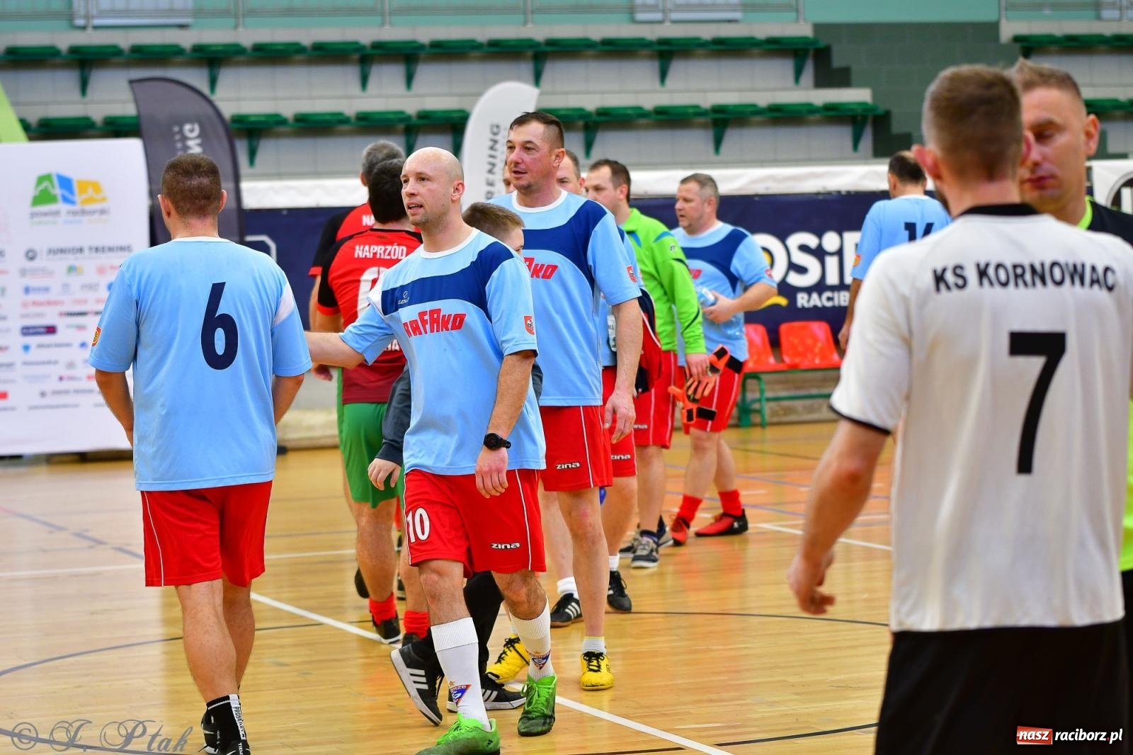 Zdjęcie w galerii na portalu naszraciborz.pl: Rodzice młodych piłkarzy rywalizowali w hali OSiR Racibórz [FOTO] wiadomości z regionu