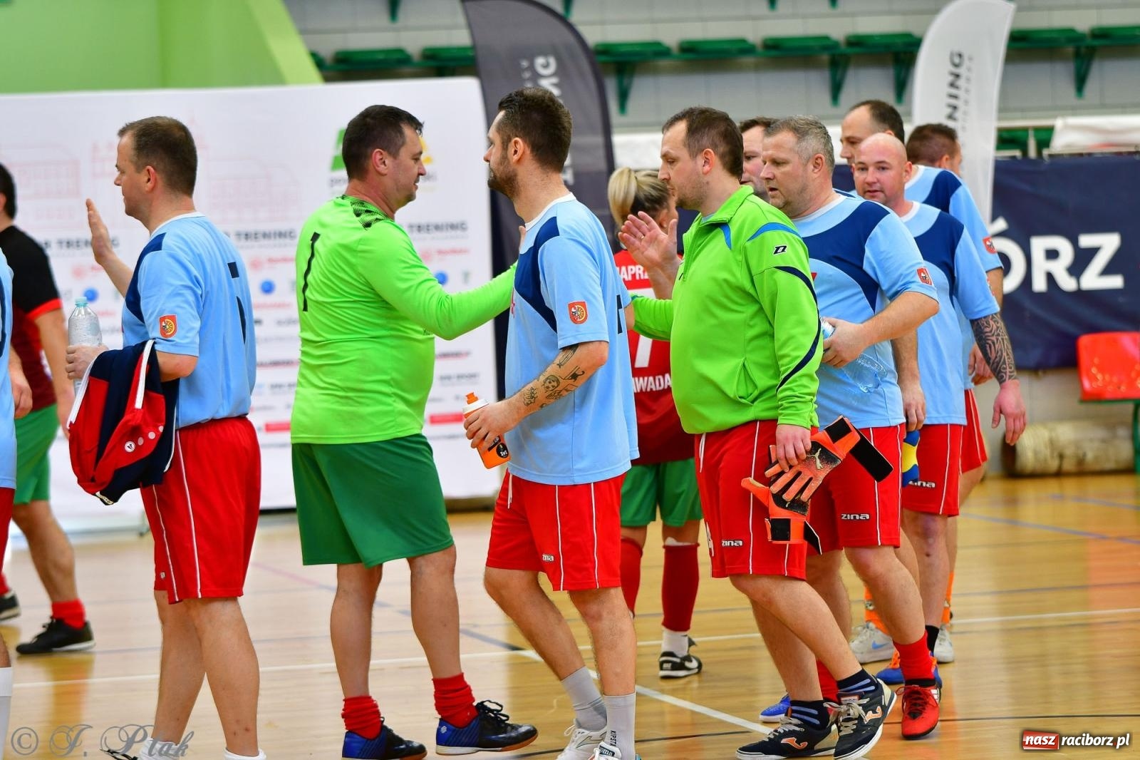 Zdjęcie w galerii na portalu naszraciborz.pl: Rodzice młodych piłkarzy rywalizowali w hali OSiR Racibórz [FOTO] wiadomości z regionu