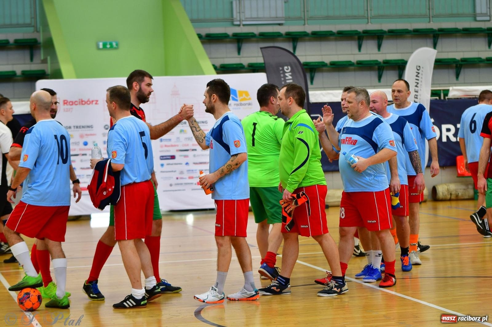 Zdjęcie w galerii na portalu naszraciborz.pl: Rodzice młodych piłkarzy rywalizowali w hali OSiR Racibórz [FOTO] wiadomości z regionu