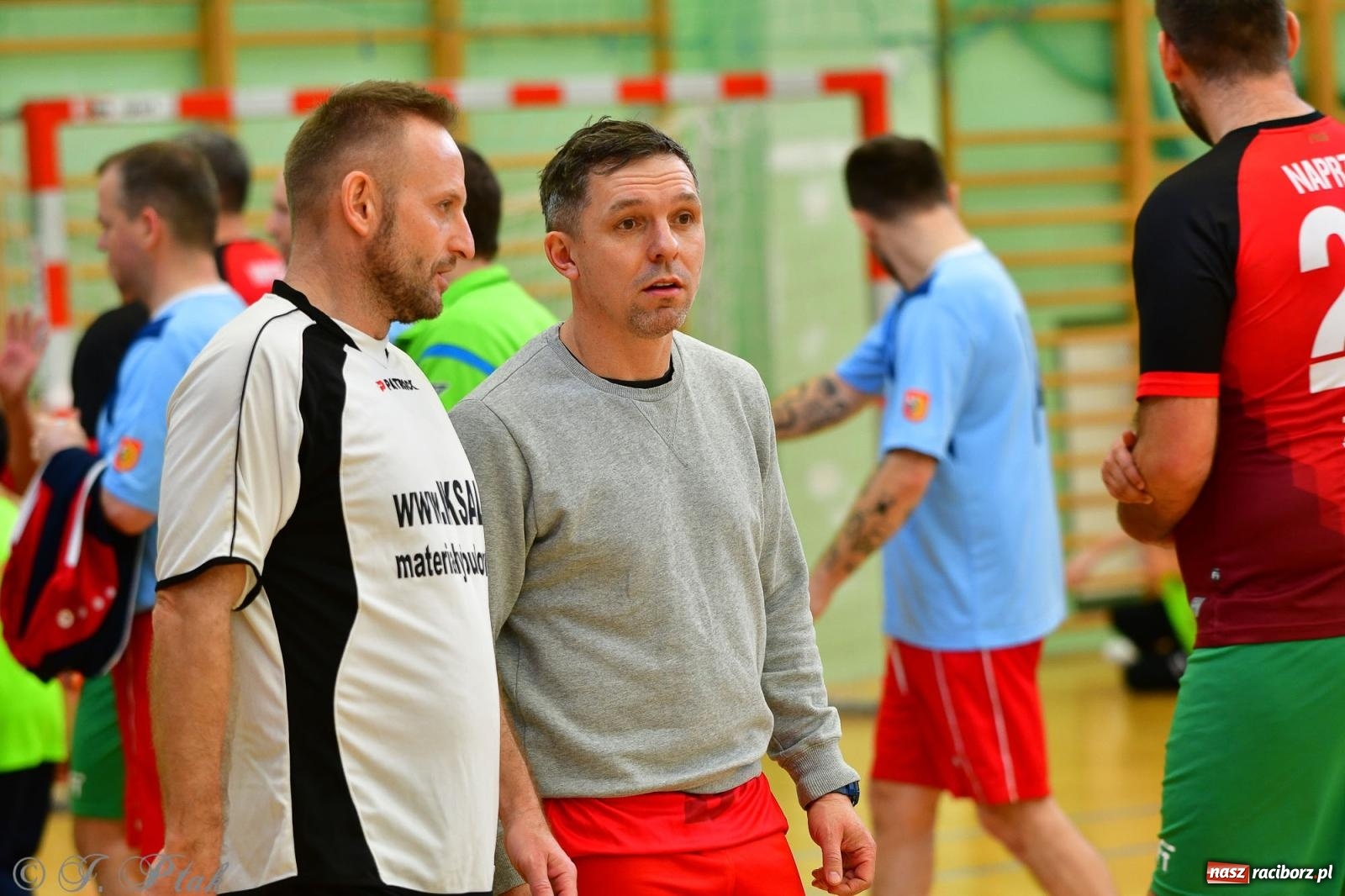 Zdjęcie w galerii na portalu naszraciborz.pl: Rodzice młodych piłkarzy rywalizowali w hali OSiR Racibórz [FOTO] wiadomości z regionu