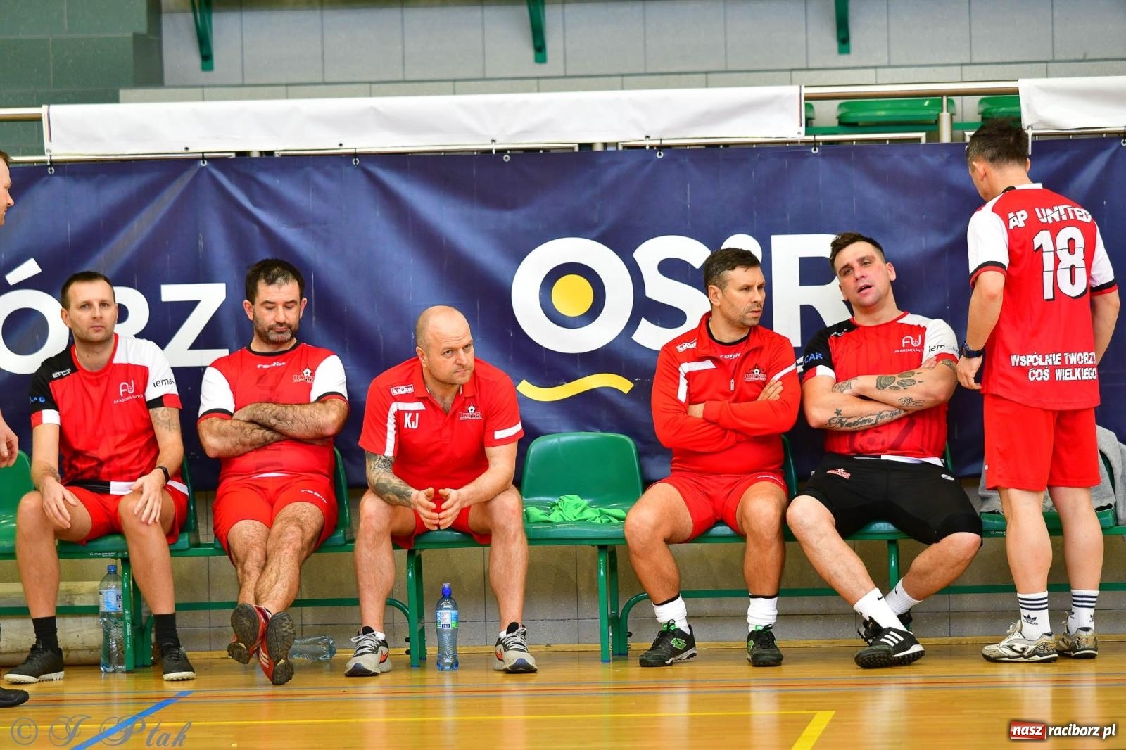 Zdjęcie w galerii na portalu naszraciborz.pl: Rodzice młodych piłkarzy rywalizowali w hali OSiR Racibórz [FOTO] wiadomości z regionu