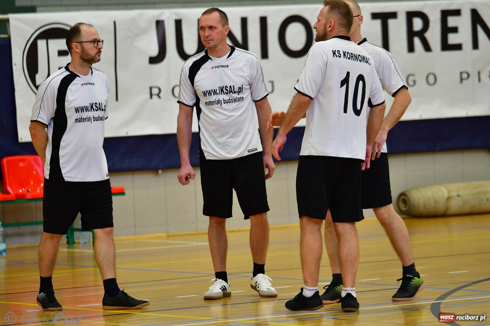 Zdjęcie w galerii na portalu naszraciborz.pl: Rodzice młodych piłkarzy rywalizowali w hali OSiR Racibórz [FOTO] wiadomości z regionu