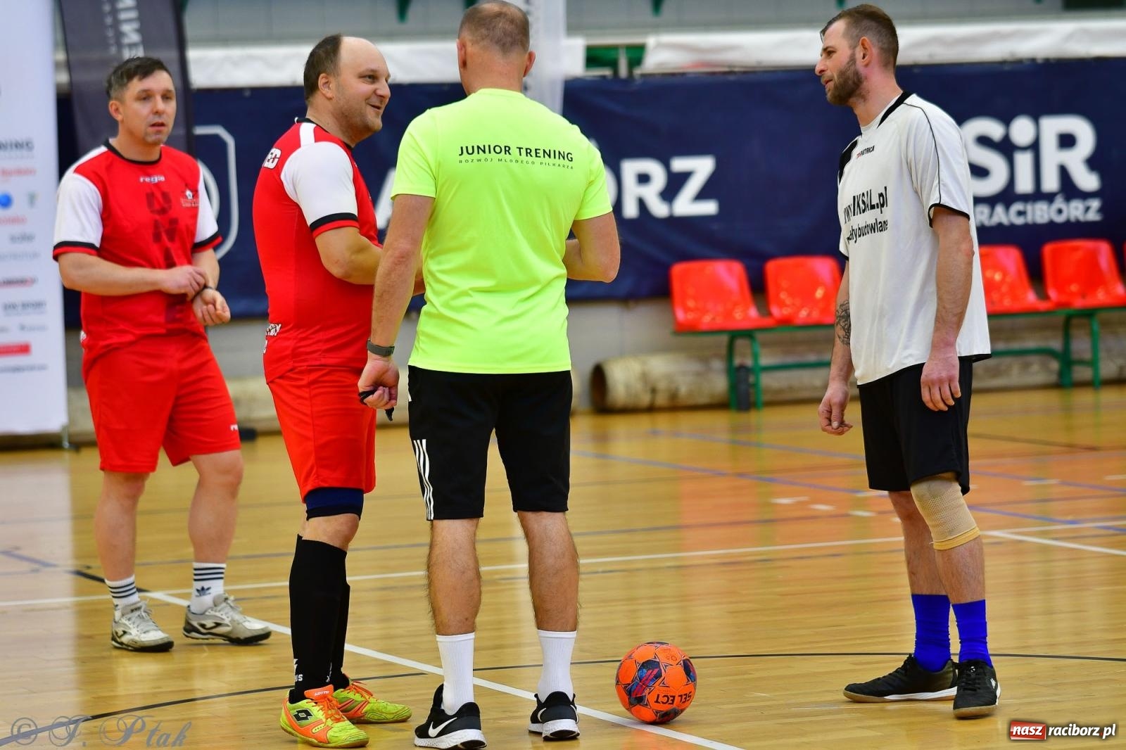 Zdjęcie w galerii na portalu naszraciborz.pl: Rodzice młodych piłkarzy rywalizowali w hali OSiR Racibórz [FOTO] wiadomości z regionu