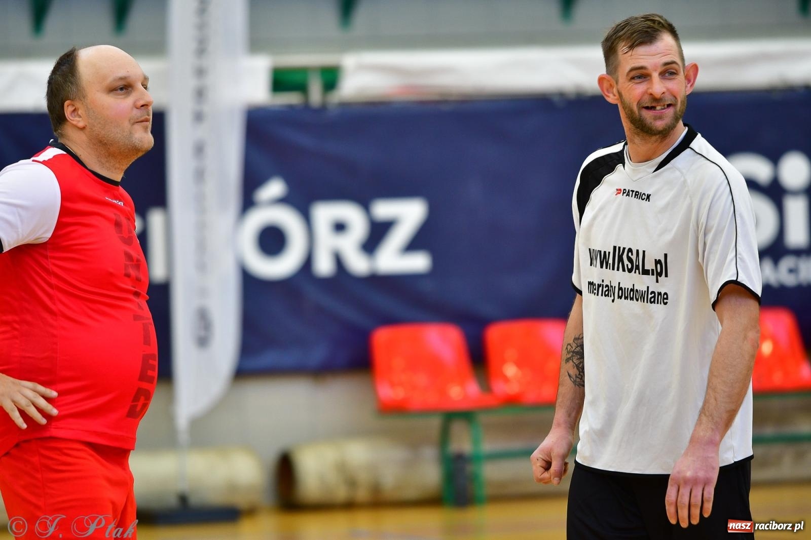 Zdjęcie w galerii na portalu naszraciborz.pl: Rodzice młodych piłkarzy rywalizowali w hali OSiR Racibórz [FOTO] wiadomości z regionu