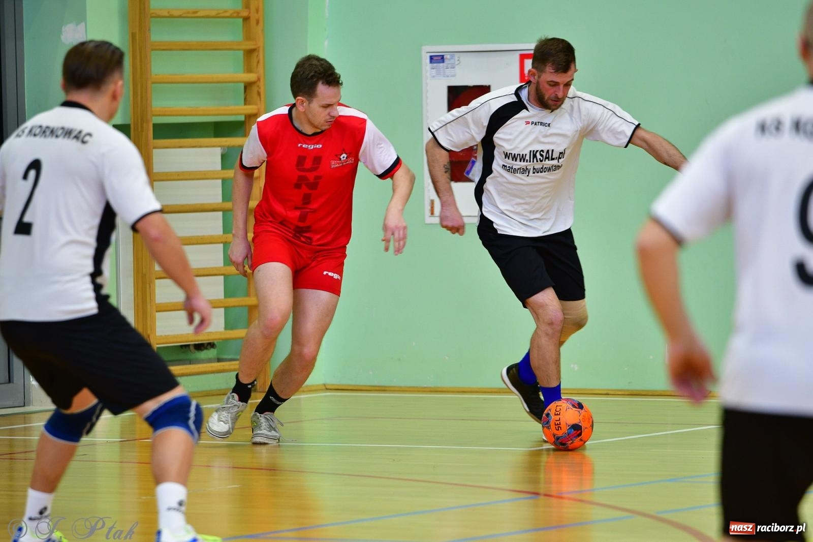 Zdjęcie w galerii na portalu naszraciborz.pl: Rodzice młodych piłkarzy rywalizowali w hali OSiR Racibórz [FOTO] wiadomości z regionu