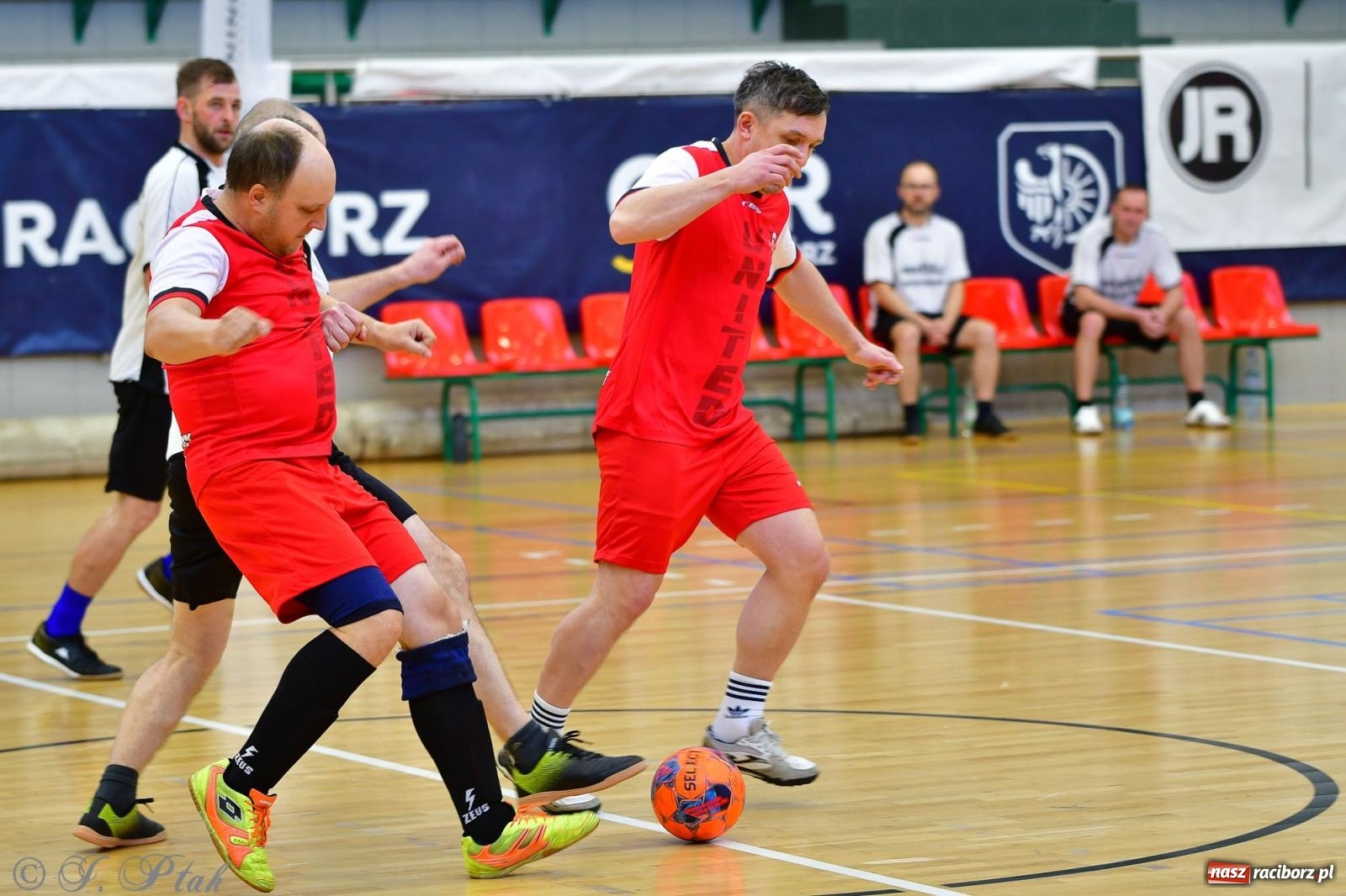 Zdjęcie w galerii na portalu naszraciborz.pl: Rodzice młodych piłkarzy rywalizowali w hali OSiR Racibórz [FOTO] wiadomości z regionu