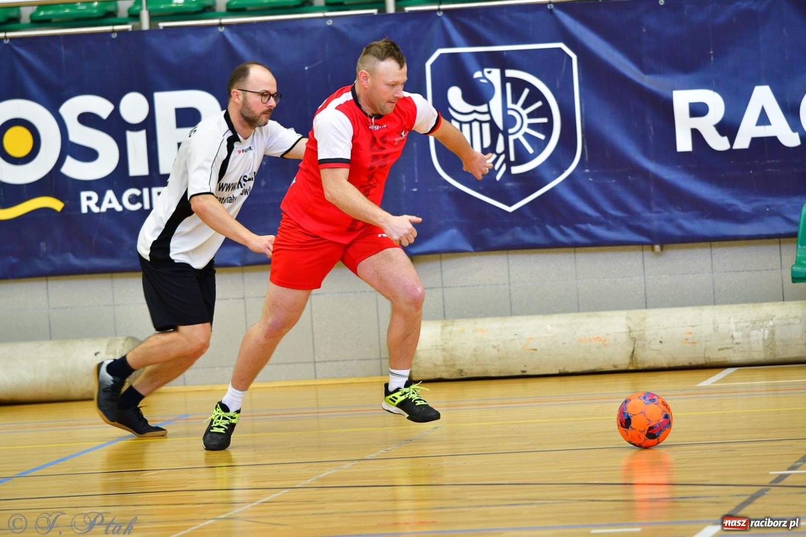 Zdjęcie w galerii na portalu naszraciborz.pl: Rodzice młodych piłkarzy rywalizowali w hali OSiR Racibórz [FOTO] wiadomości z regionu