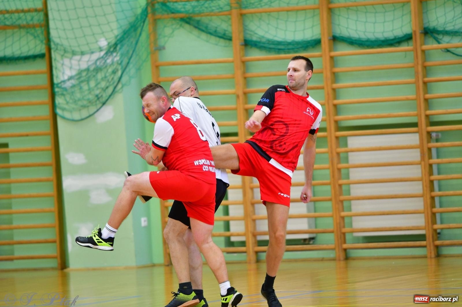 Zdjęcie w galerii na portalu naszraciborz.pl: Rodzice młodych piłkarzy rywalizowali w hali OSiR Racibórz [FOTO] wiadomości z regionu