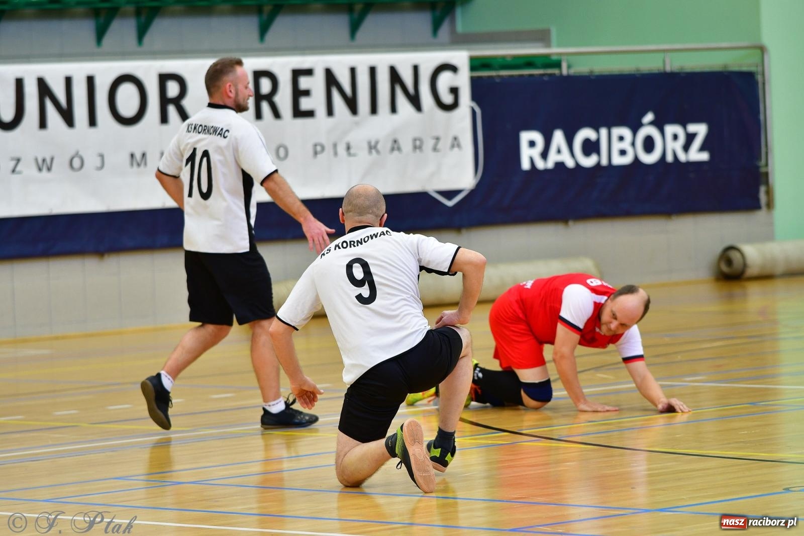 Zdjęcie w galerii na portalu naszraciborz.pl: Rodzice młodych piłkarzy rywalizowali w hali OSiR Racibórz [FOTO] wiadomości z regionu