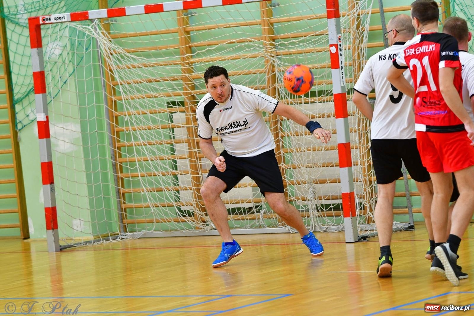 Zdjęcie w galerii na portalu naszraciborz.pl: Rodzice młodych piłkarzy rywalizowali w hali OSiR Racibórz [FOTO] wiadomości z regionu