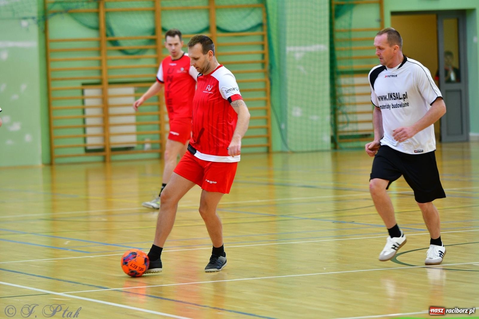 Zdjęcie w galerii na portalu naszraciborz.pl: Rodzice młodych piłkarzy rywalizowali w hali OSiR Racibórz [FOTO] wiadomości z regionu
