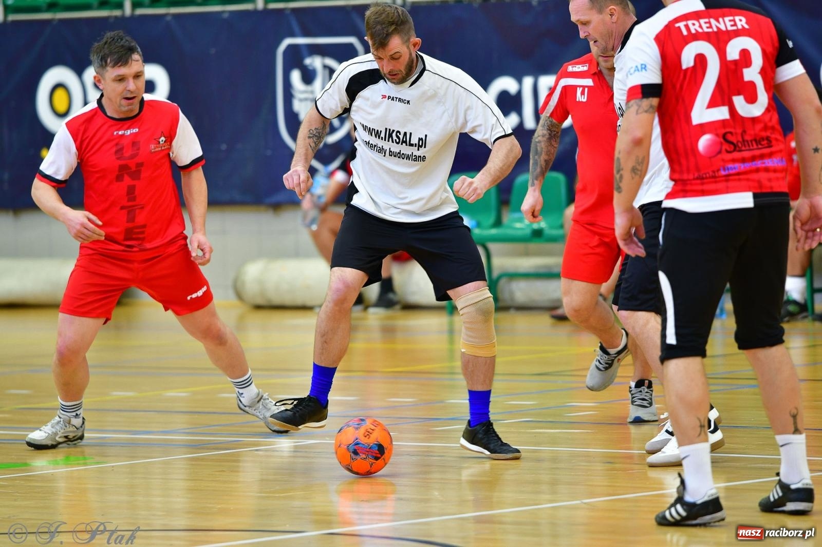 Zdjęcie w galerii na portalu naszraciborz.pl: Rodzice młodych piłkarzy rywalizowali w hali OSiR Racibórz [FOTO] wiadomości z regionu