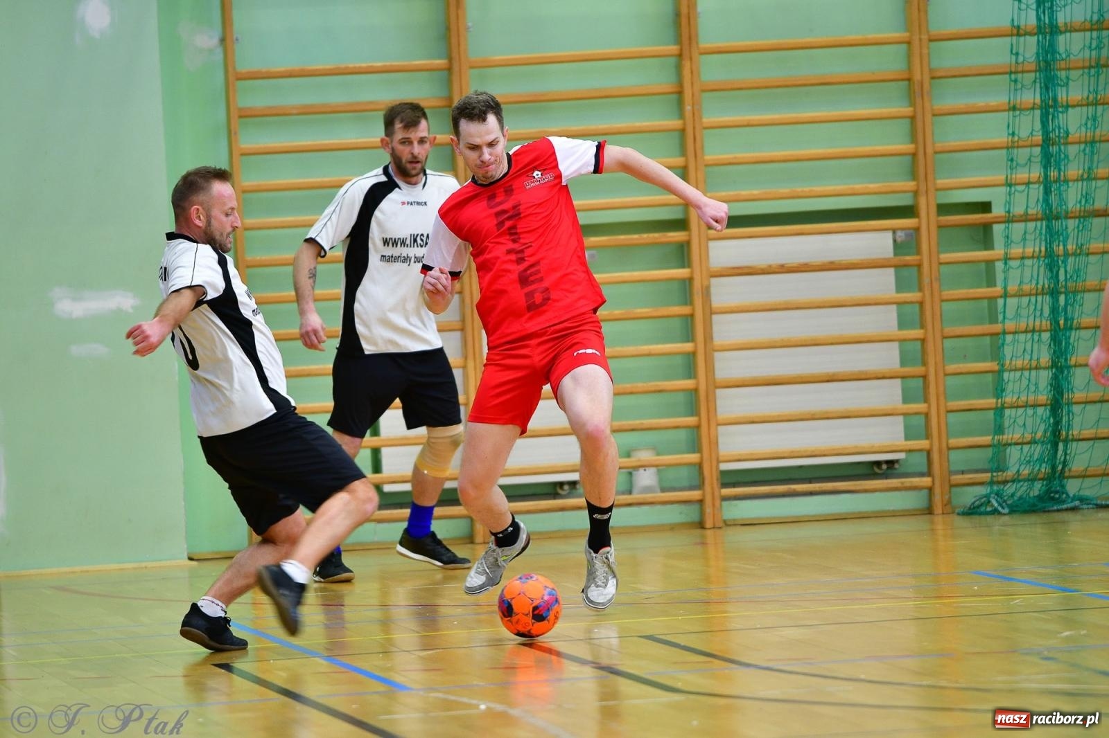 Zdjęcie w galerii na portalu naszraciborz.pl: Rodzice młodych piłkarzy rywalizowali w hali OSiR Racibórz [FOTO] wiadomości z regionu