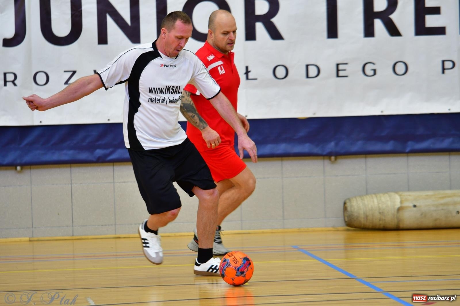 Zdjęcie w galerii na portalu naszraciborz.pl: Rodzice młodych piłkarzy rywalizowali w hali OSiR Racibórz [FOTO] wiadomości z regionu