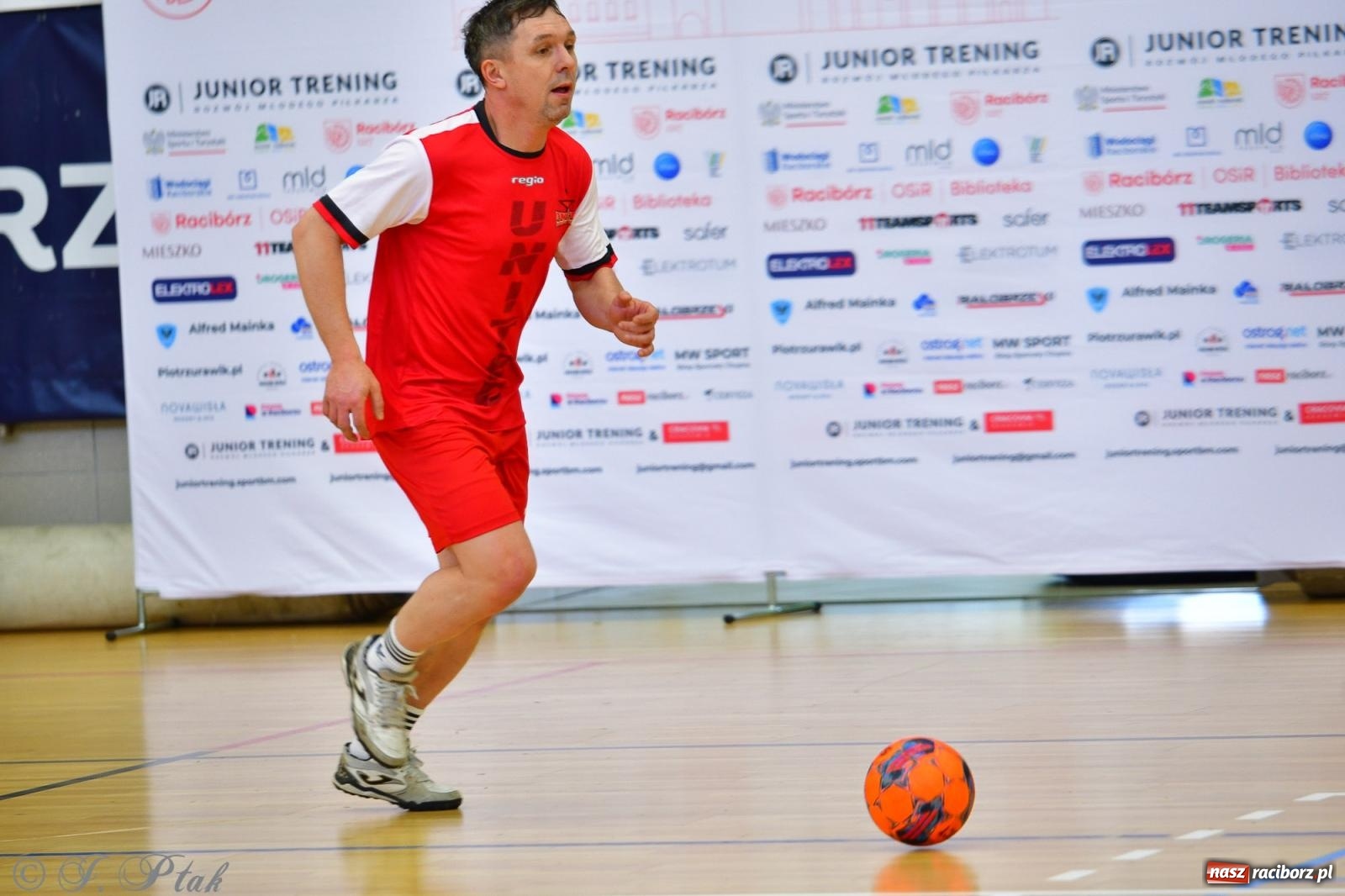 Zdjęcie w galerii na portalu naszraciborz.pl: Rodzice młodych piłkarzy rywalizowali w hali OSiR Racibórz [FOTO] wiadomości z regionu