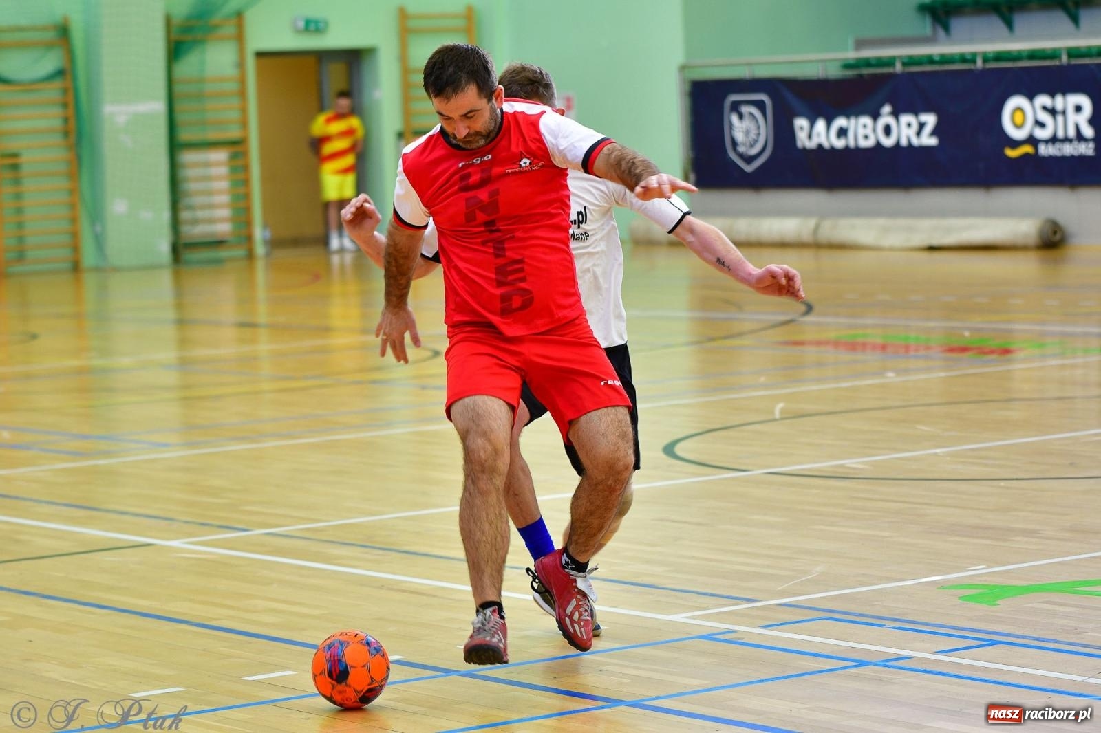 Zdjęcie w galerii na portalu naszraciborz.pl: Rodzice młodych piłkarzy rywalizowali w hali OSiR Racibórz [FOTO] wiadomości z regionu