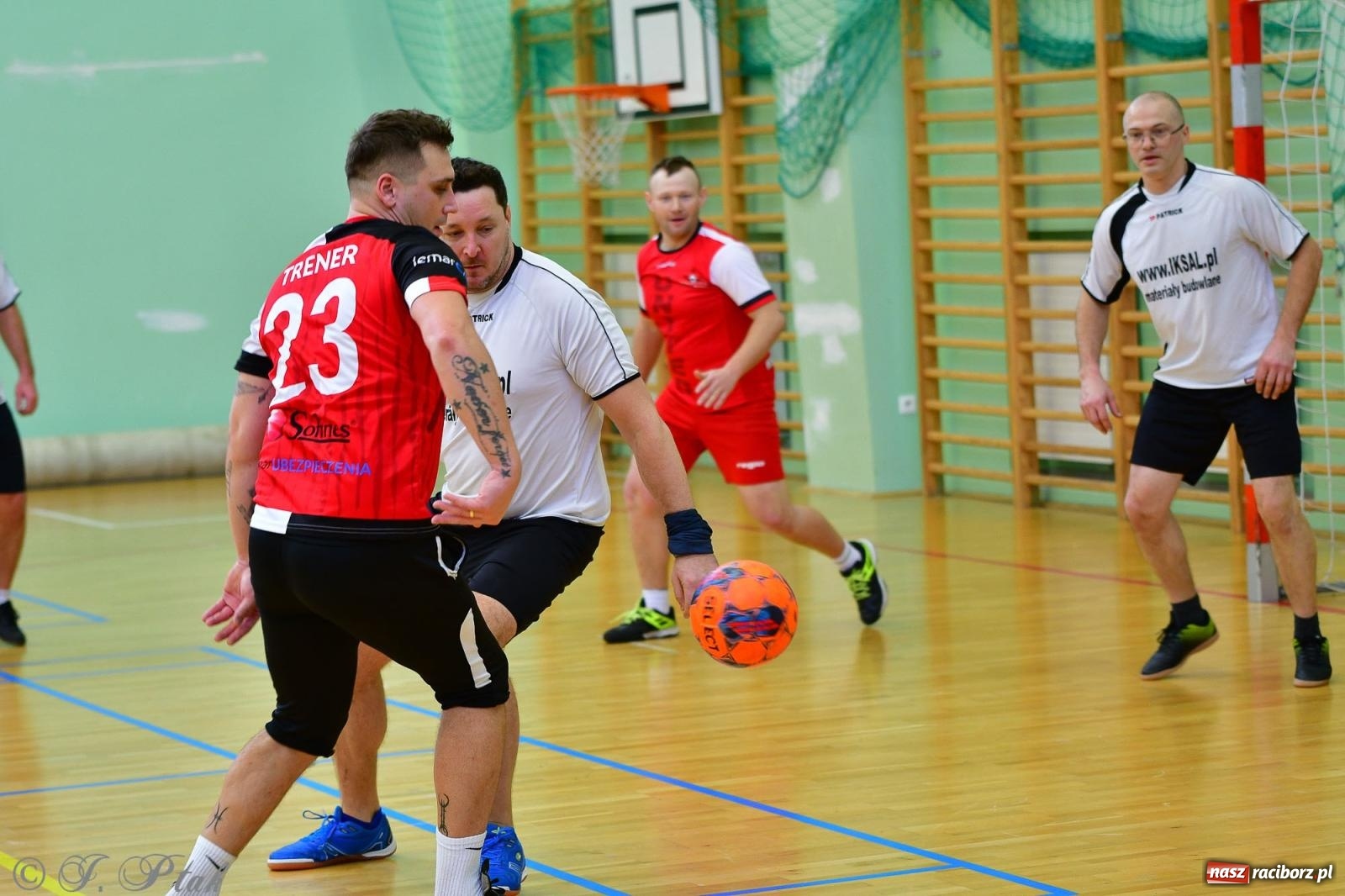 Zdjęcie w galerii na portalu naszraciborz.pl: Rodzice młodych piłkarzy rywalizowali w hali OSiR Racibórz [FOTO] wiadomości z regionu