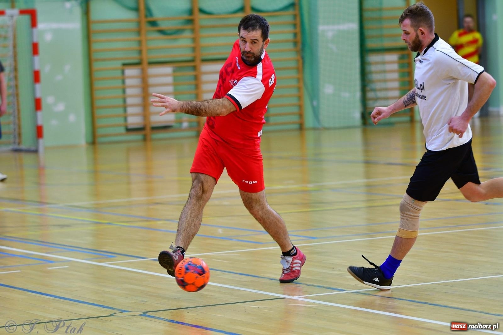 Zdjęcie w galerii na portalu naszraciborz.pl: Rodzice młodych piłkarzy rywalizowali w hali OSiR Racibórz [FOTO] wiadomości z regionu