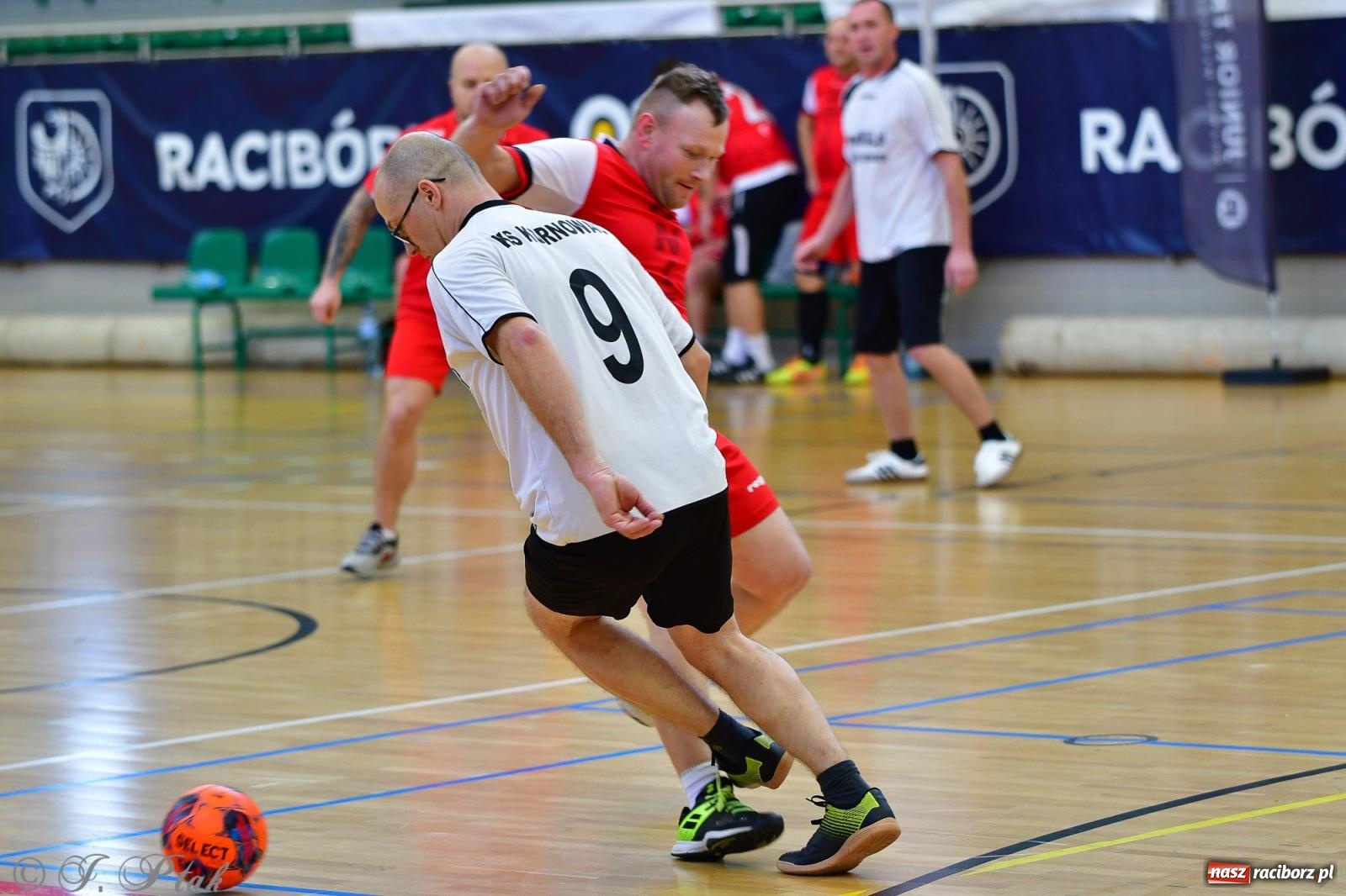 Zdjęcie w galerii na portalu naszraciborz.pl: Rodzice młodych piłkarzy rywalizowali w hali OSiR Racibórz [FOTO] wiadomości z regionu