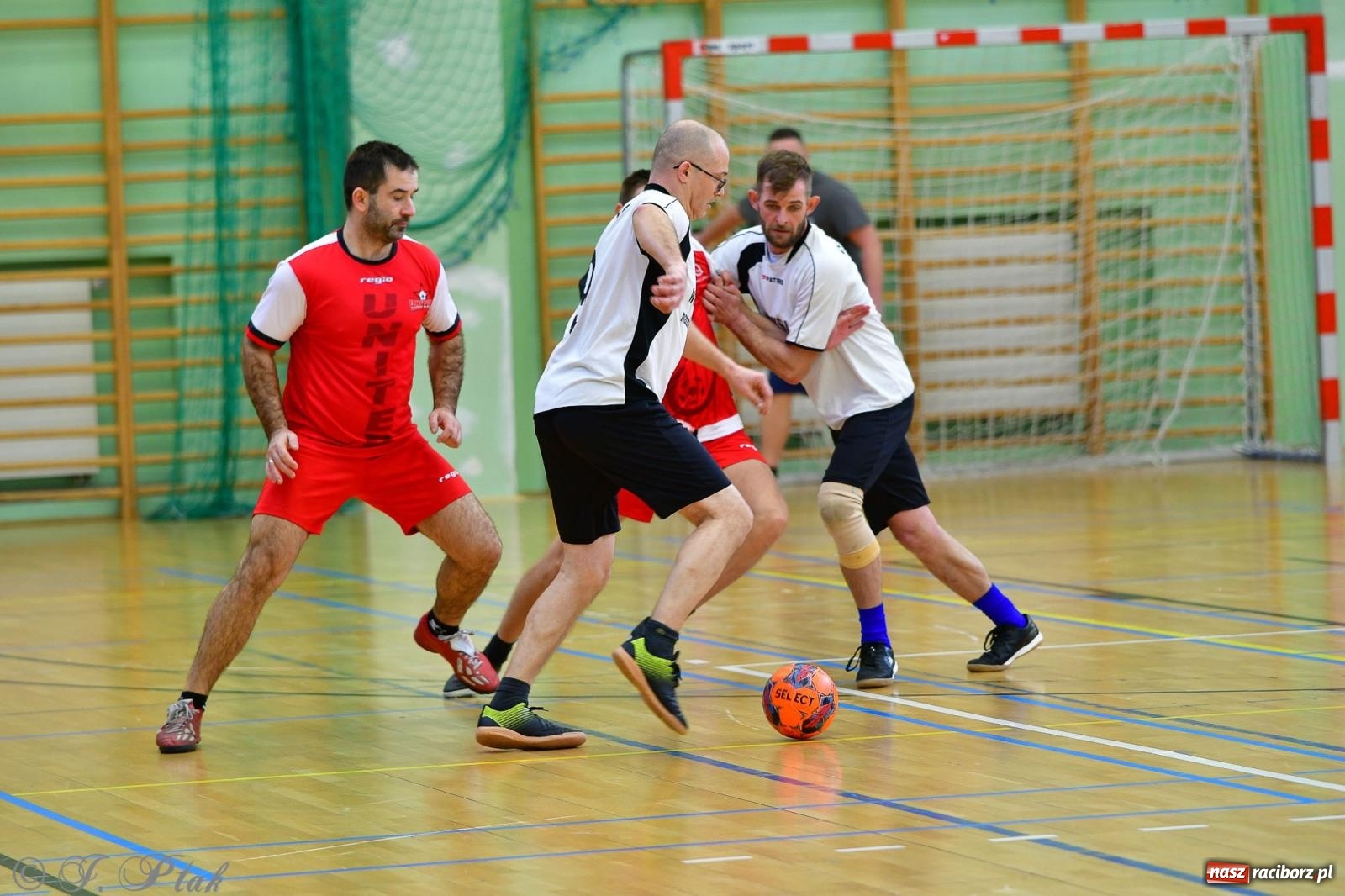 Zdjęcie w galerii na portalu naszraciborz.pl: Rodzice młodych piłkarzy rywalizowali w hali OSiR Racibórz [FOTO] wiadomości z regionu