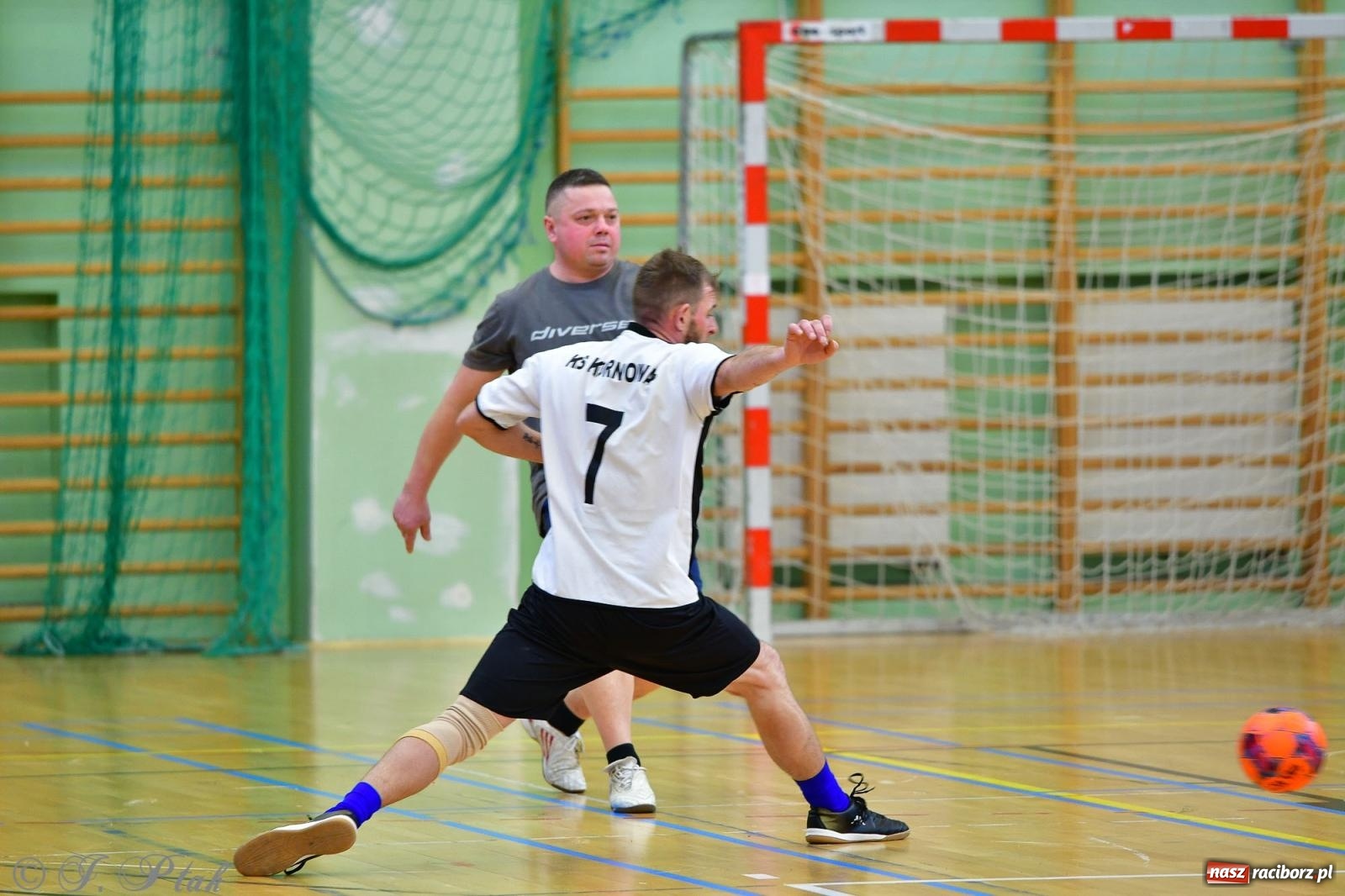 Zdjęcie w galerii na portalu naszraciborz.pl: Rodzice młodych piłkarzy rywalizowali w hali OSiR Racibórz [FOTO] wiadomości z regionu