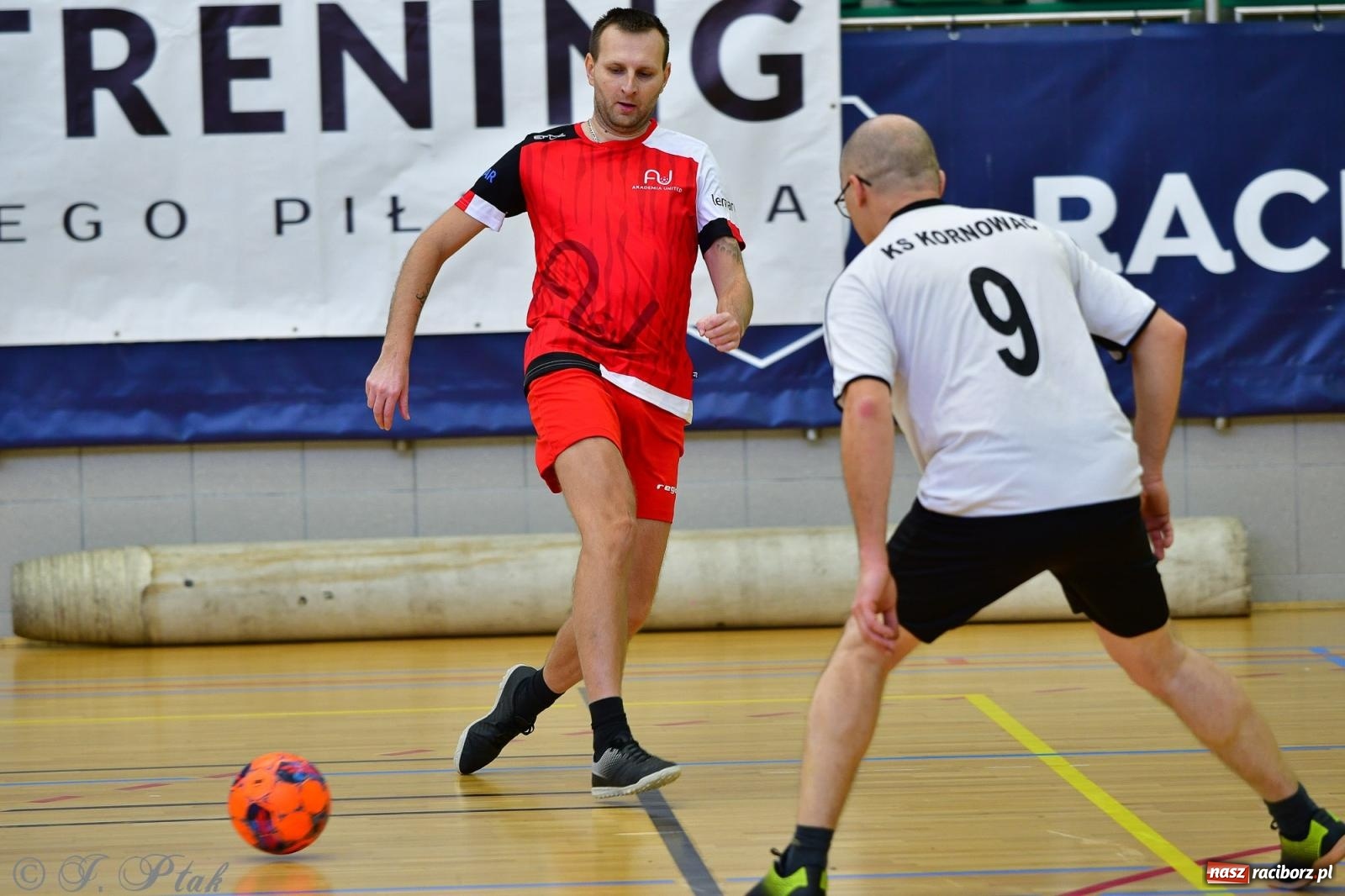 Zdjęcie w galerii na portalu naszraciborz.pl: Rodzice młodych piłkarzy rywalizowali w hali OSiR Racibórz [FOTO] wiadomości z regionu