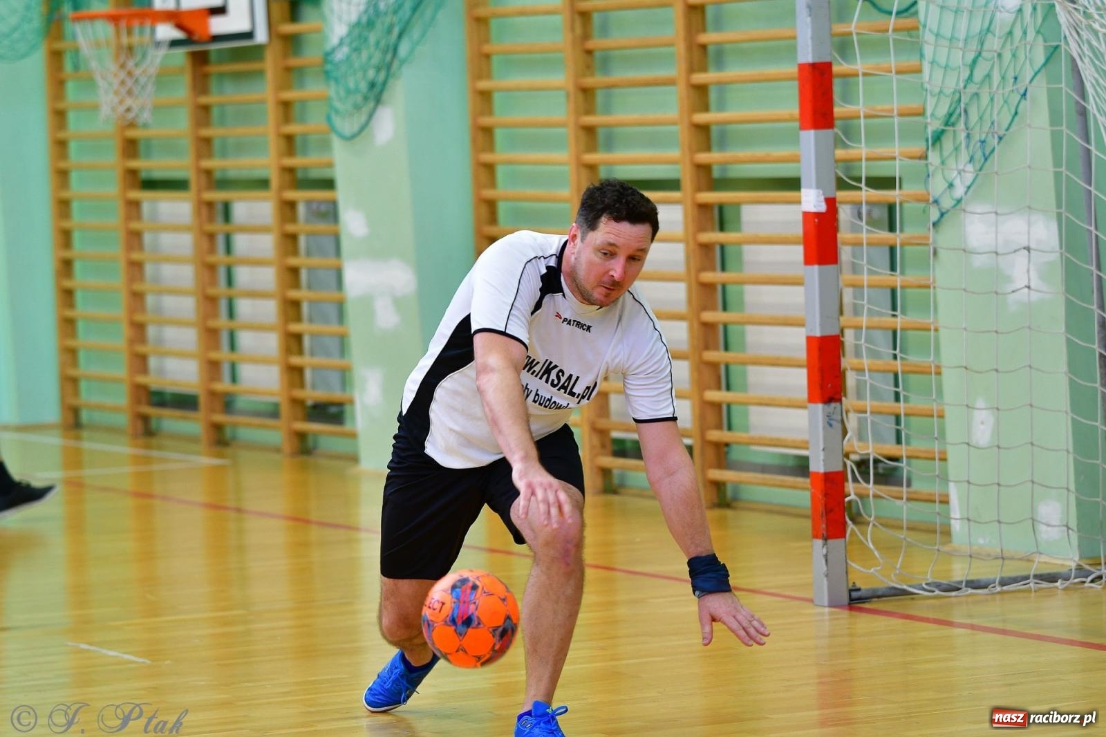 Zdjęcie w galerii na portalu naszraciborz.pl: Rodzice młodych piłkarzy rywalizowali w hali OSiR Racibórz [FOTO] wiadomości z regionu